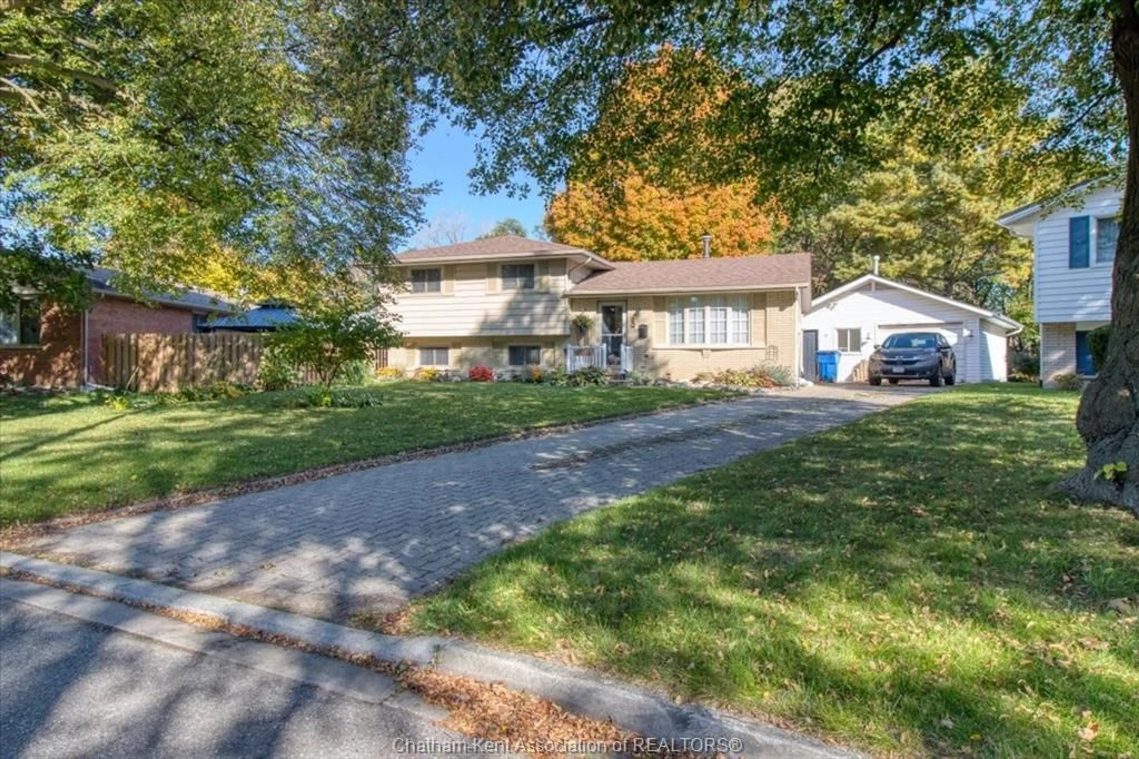 Frontside or backside of a home, the street view for 63 FINCH Ave, Chatham Ontario N7L1H8