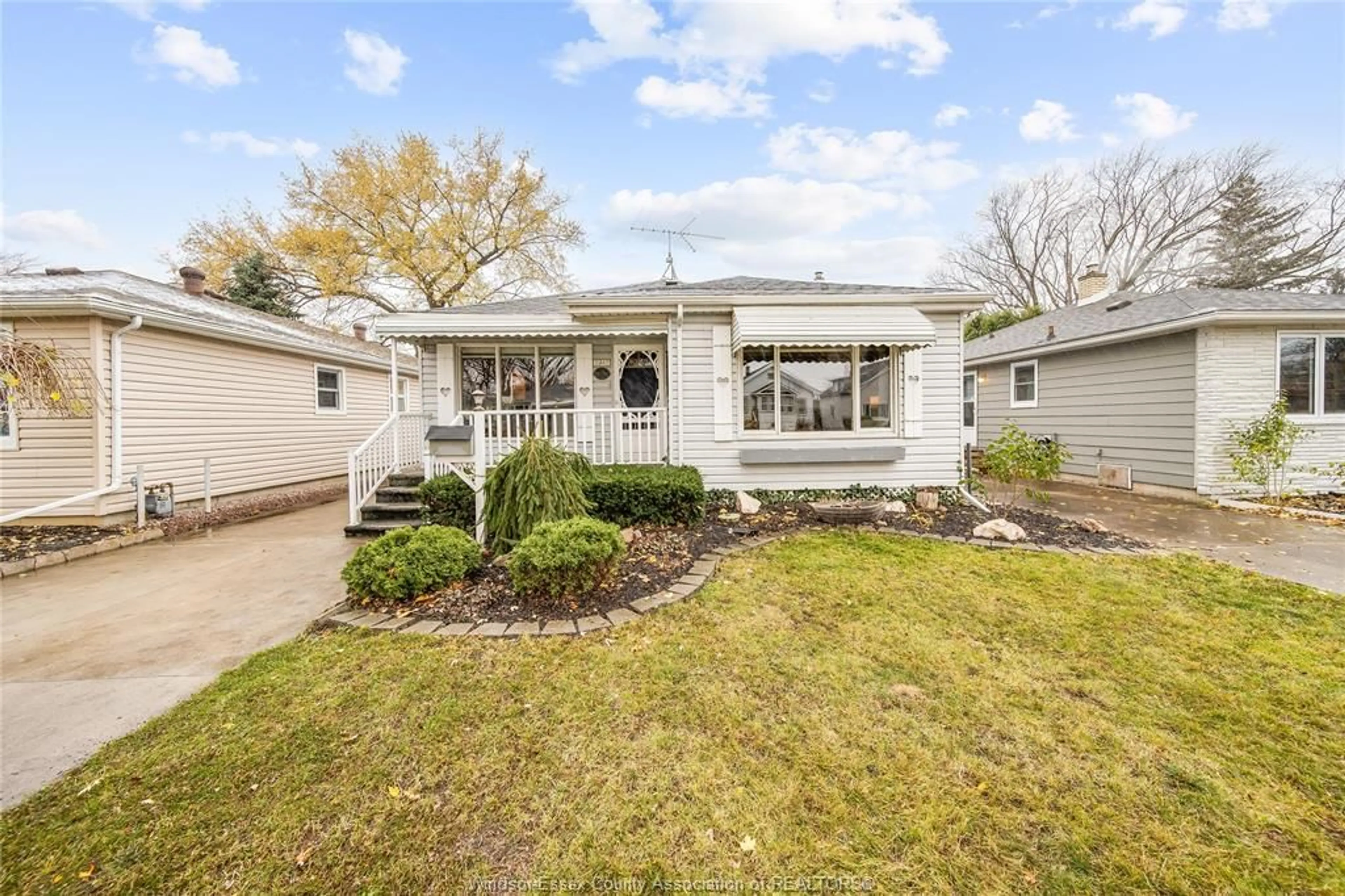 Frontside or backside of a home, cottage for 2349 AUBIN Rd, Windsor Ontario N8W 4L4