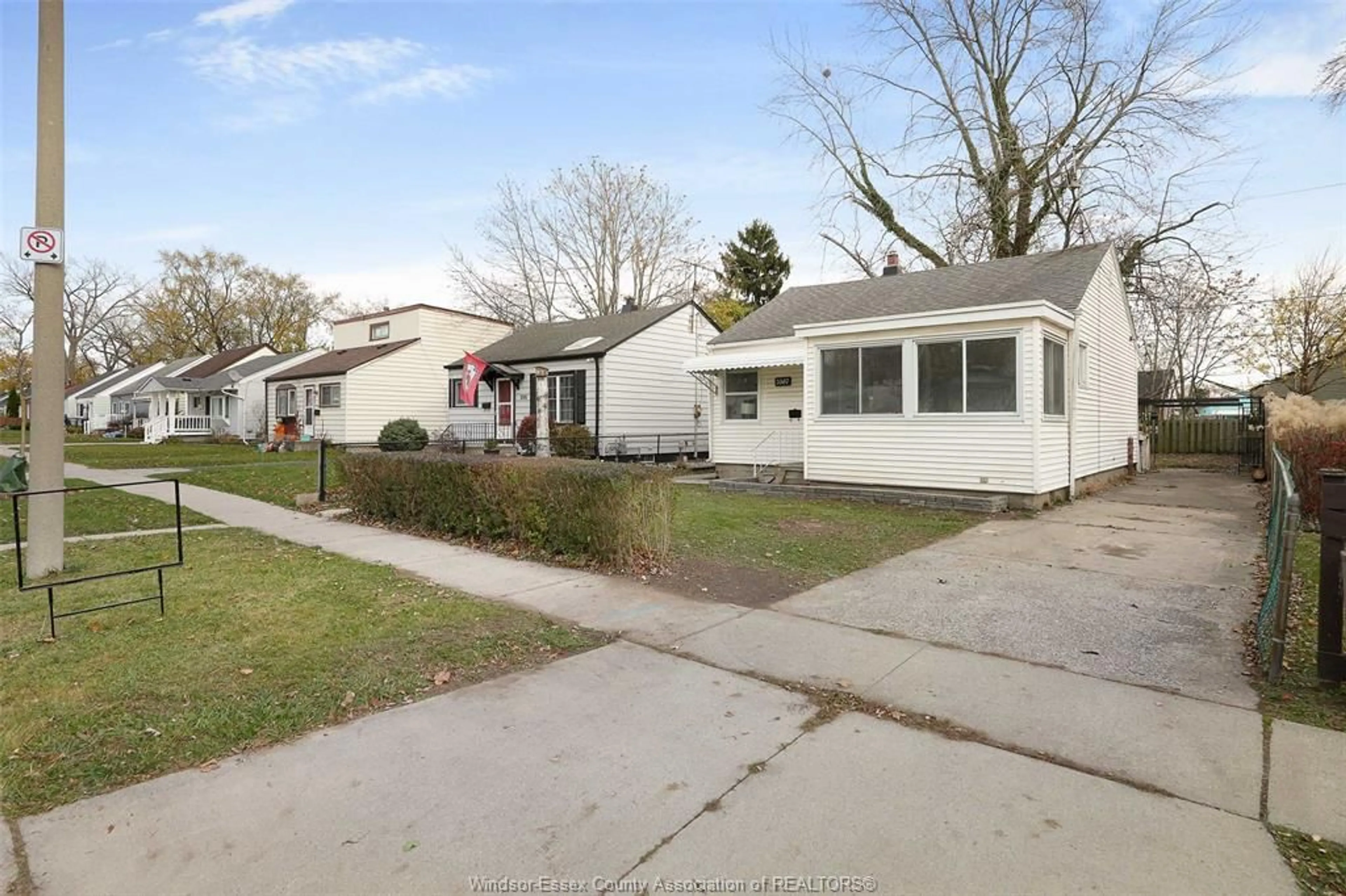 Frontside or backside of a home, the street view for 3587 GIRARDOT St, Windsor Ontario N9C 1W3