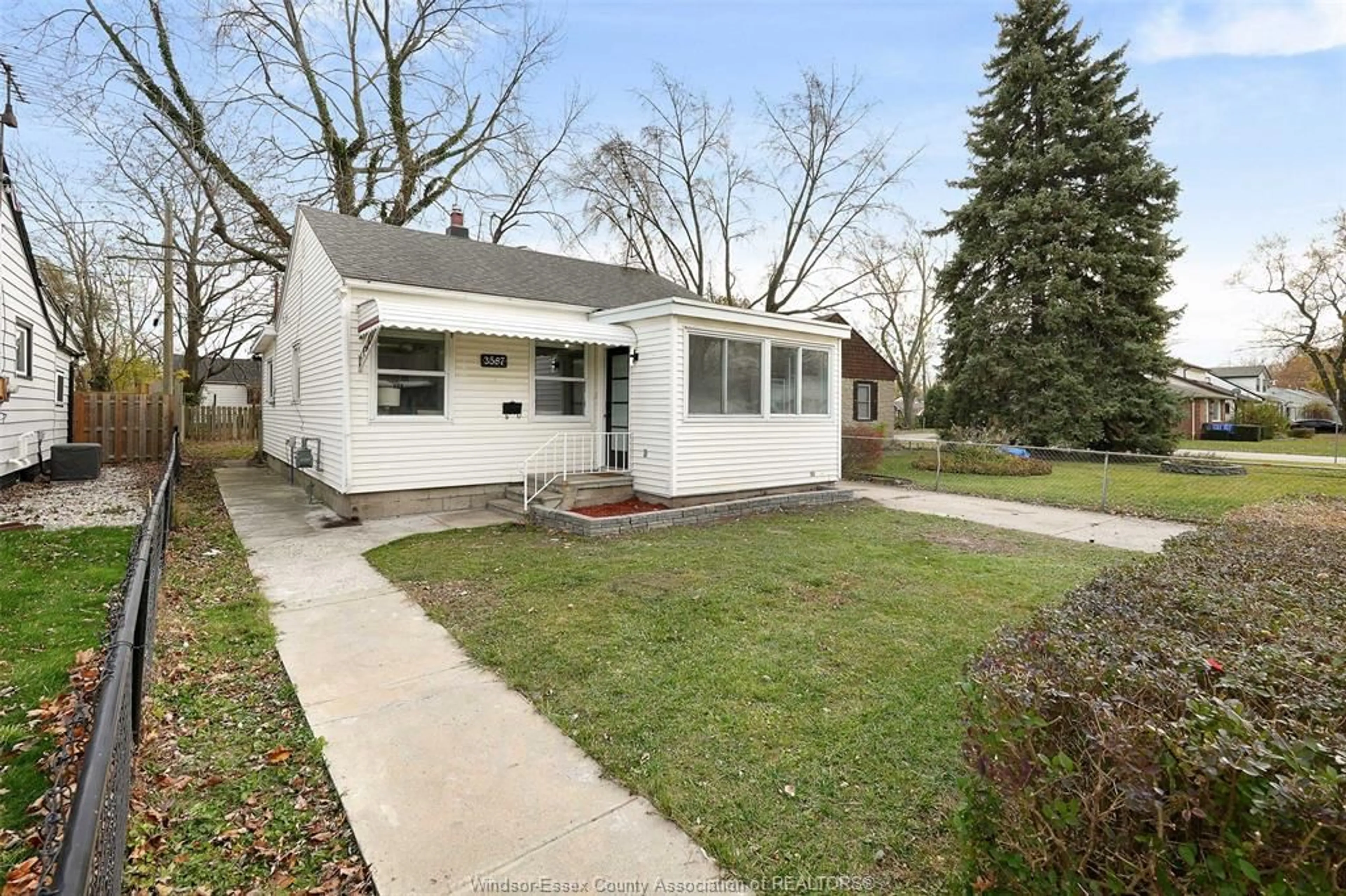 Frontside or backside of a home, cottage for 3587 GIRARDOT St, Windsor Ontario N9C 1W3