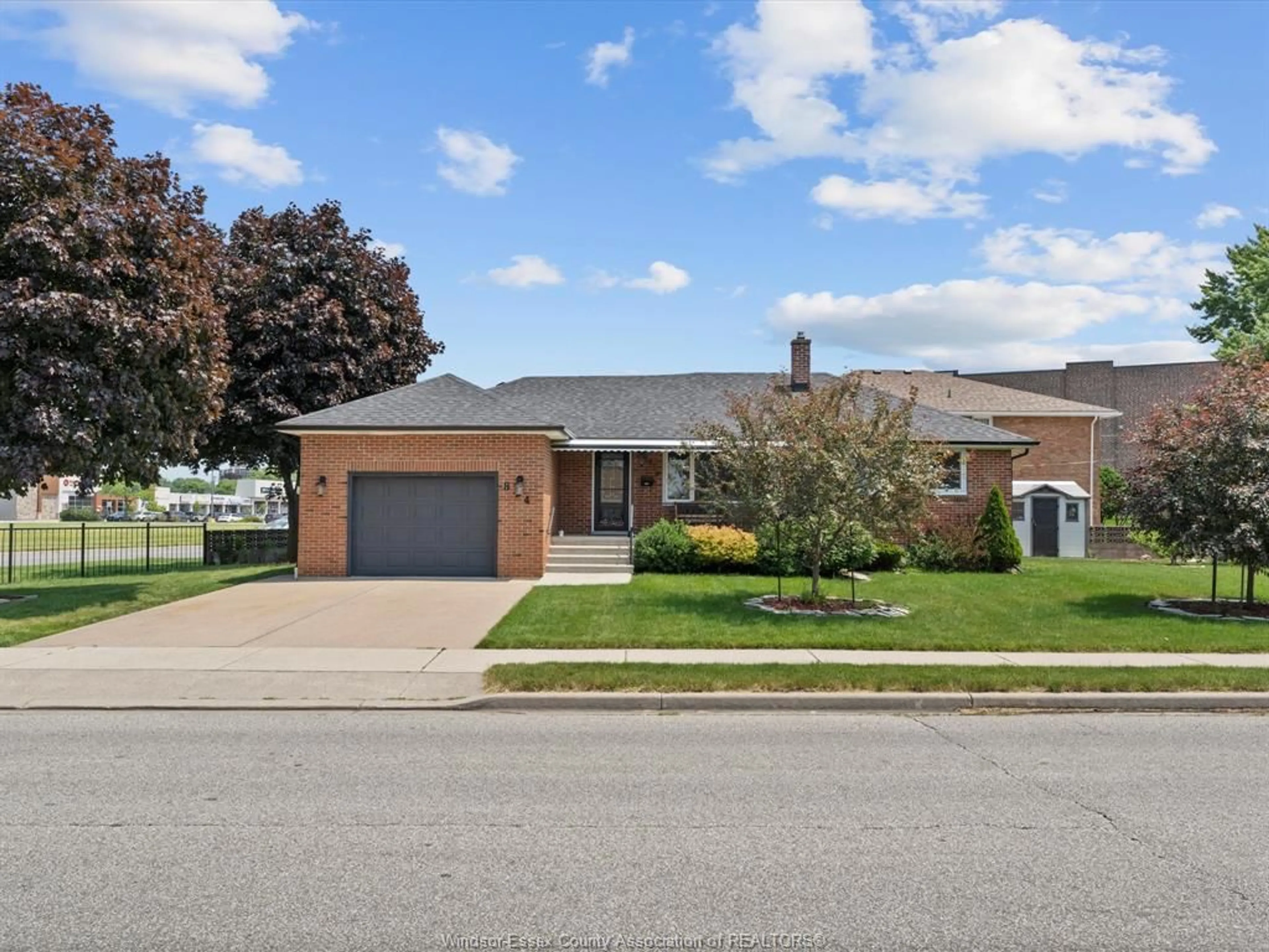 Frontside or backside of a home, the street view for 814 WATSON Ave, Windsor Ontario N8S 3S8