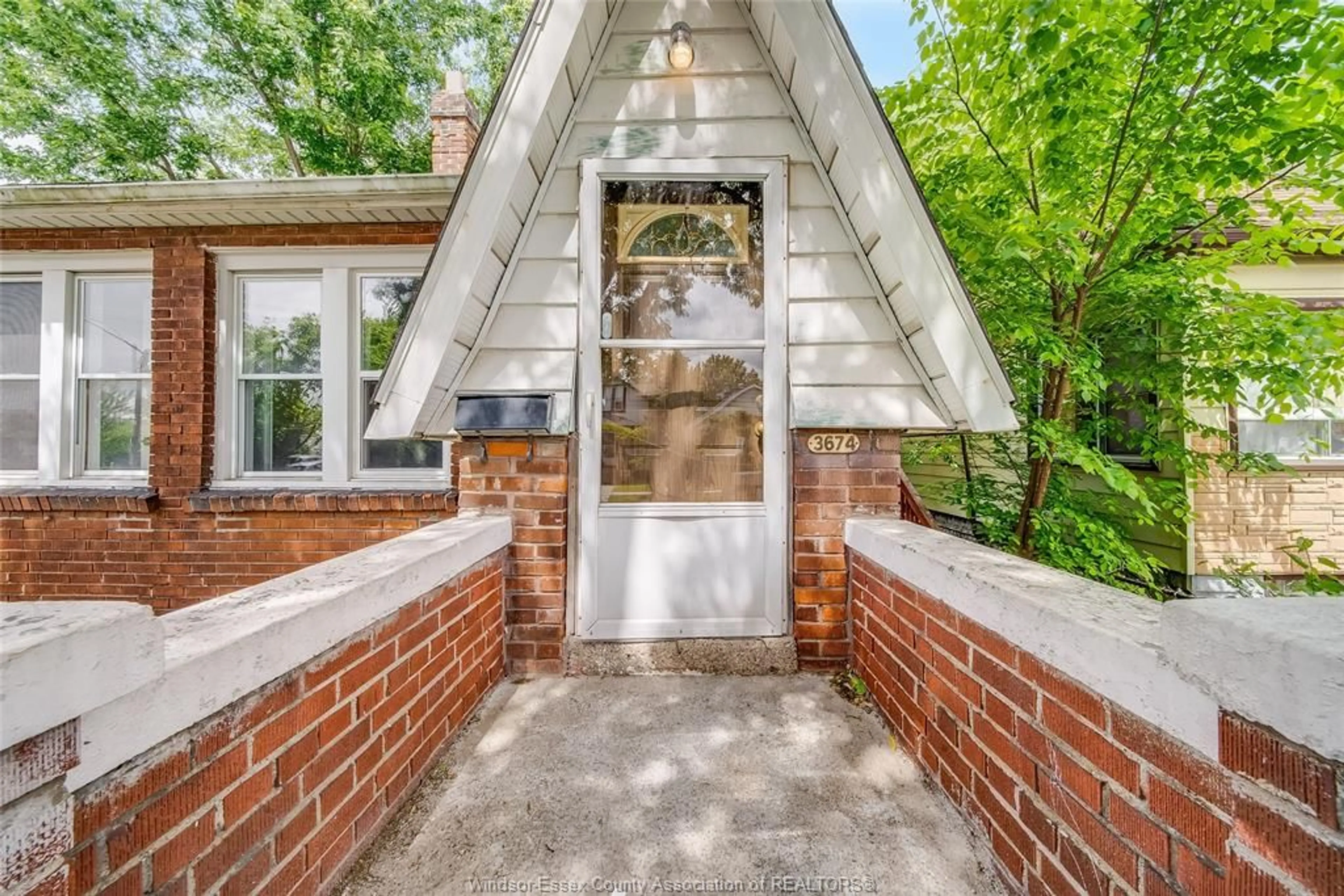 Indoor entryway, wood floors for 3674 KING St, Windsor Ontario N9C 1P5