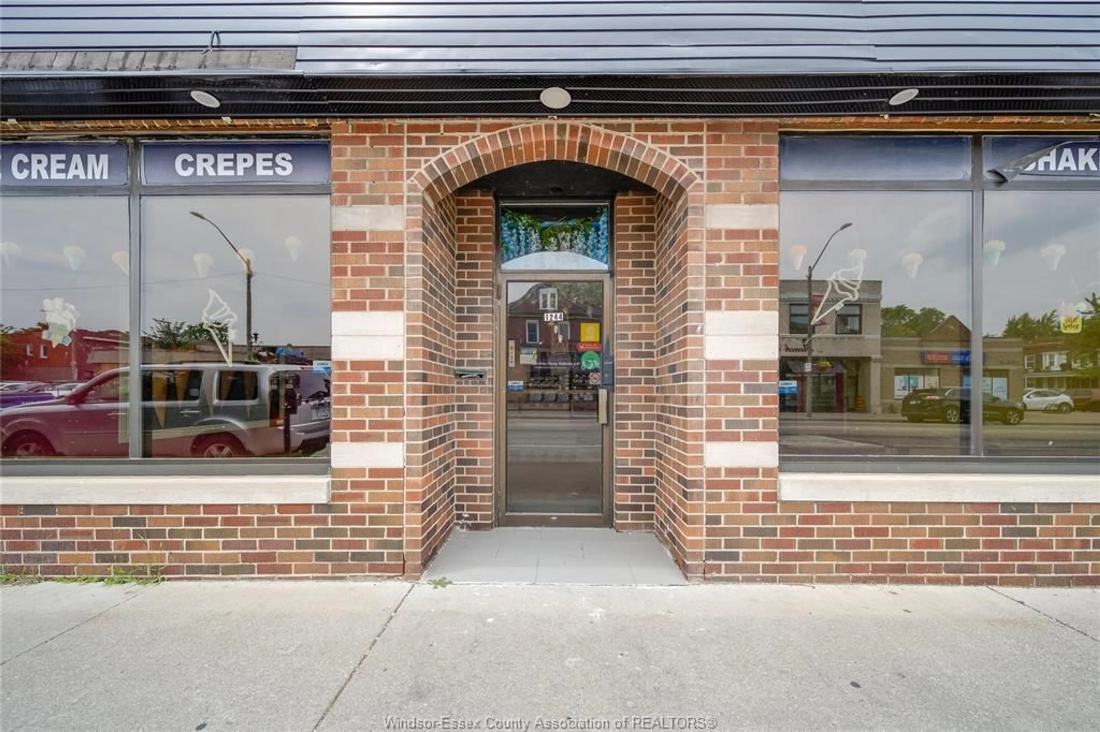 Indoor foyer, carpet floors for 1242 WYANDOTTE St, Windsor Ontario N9A 3K6