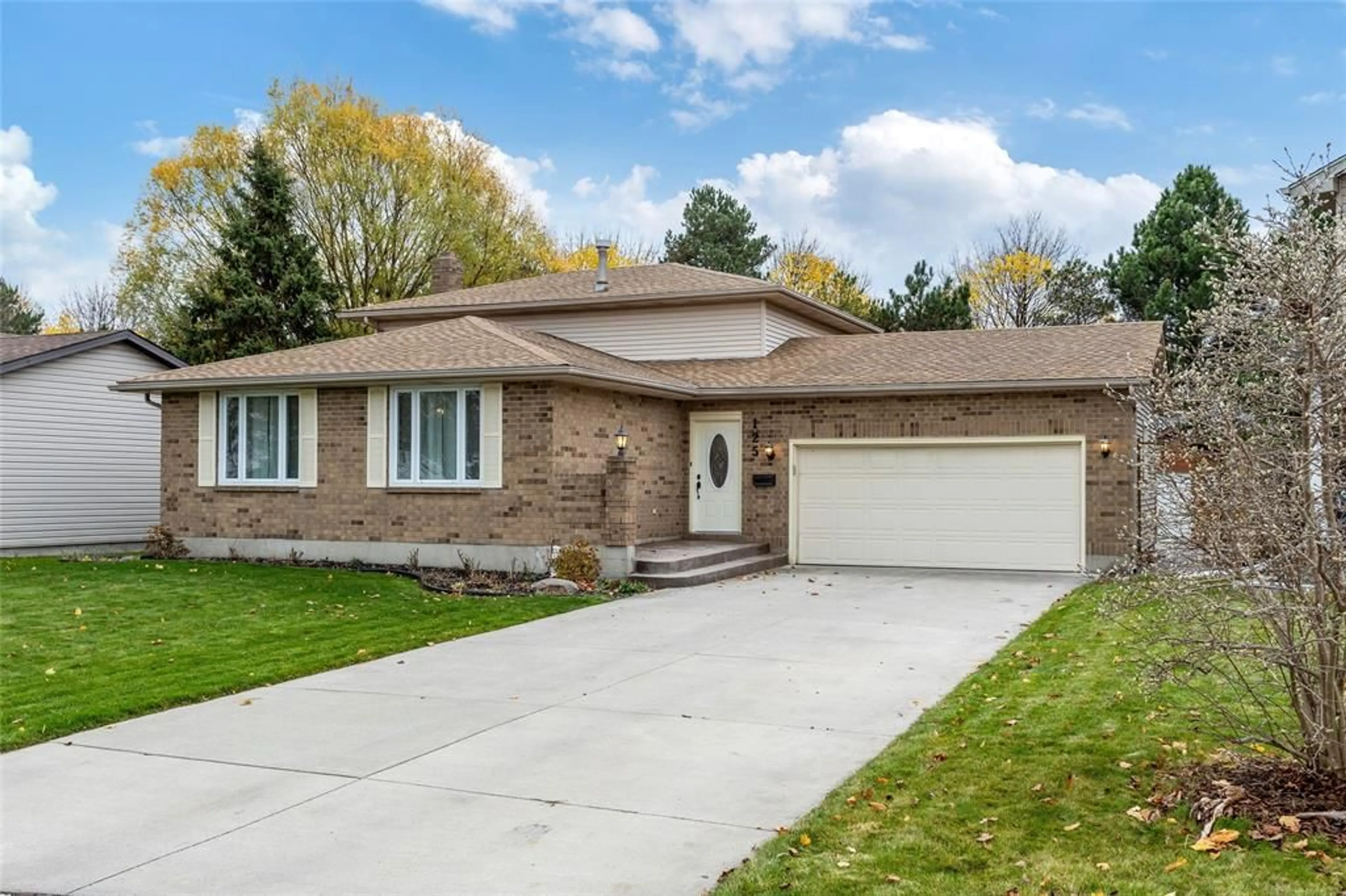 Home with brick exterior material for 125 CONESTOGA Dr, Sarnia Ontario N7S5V9