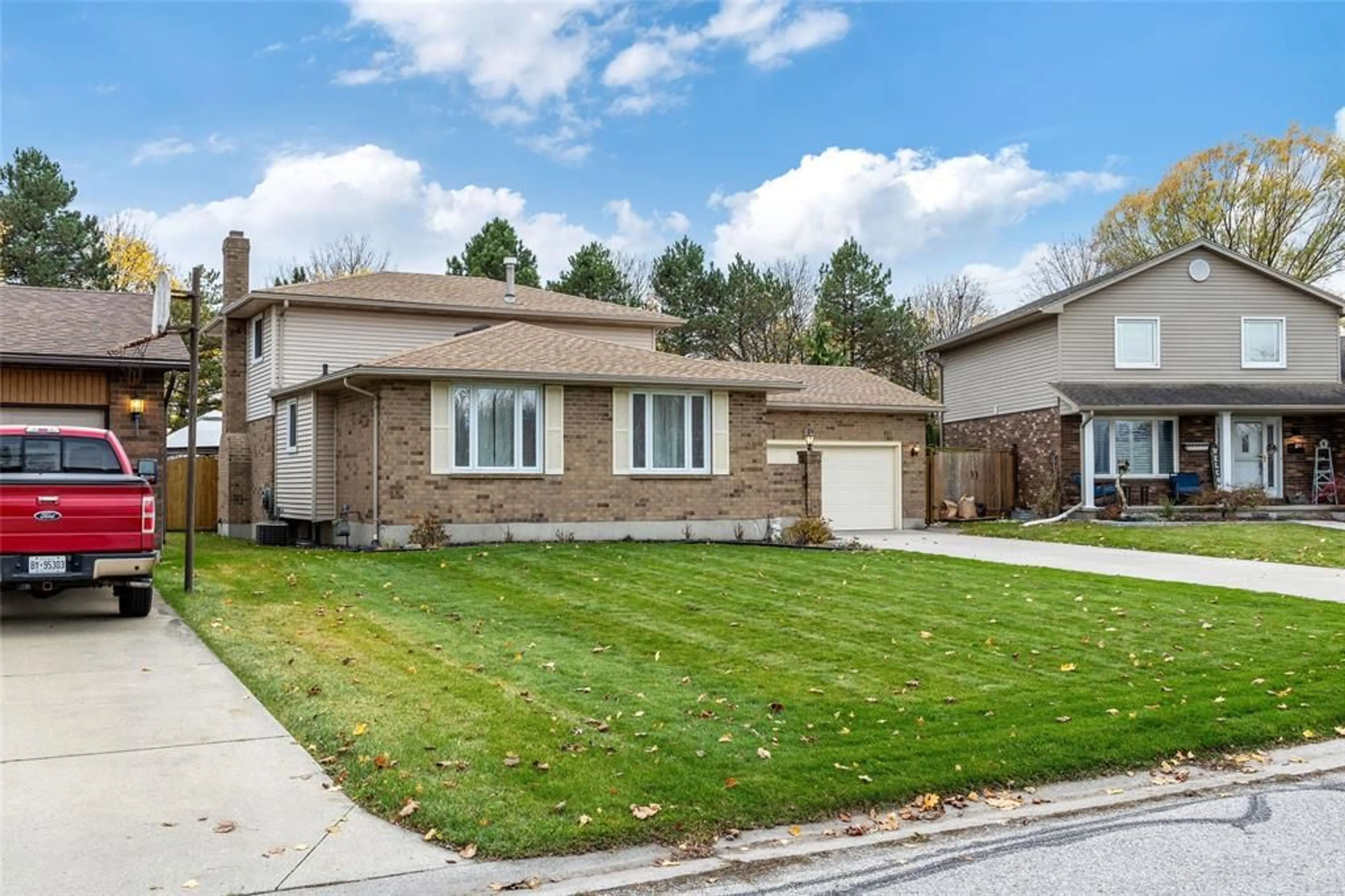 Frontside or backside of a home, the street view for 125 CONESTOGA Dr, Sarnia Ontario N7S5V9