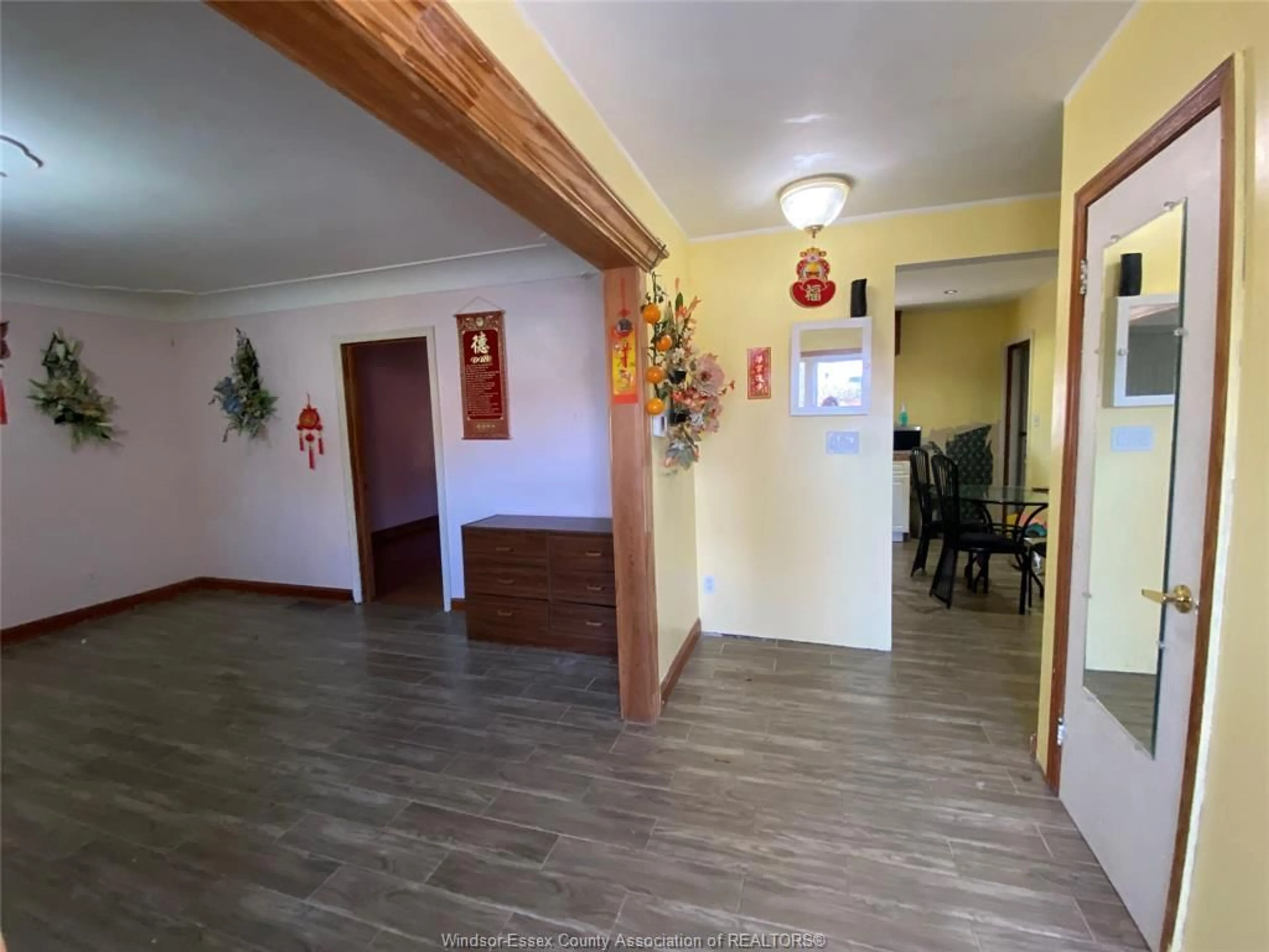 Indoor foyer, wood floors for 1421 PELISSIER St, Windsor Ontario N8K 1M7