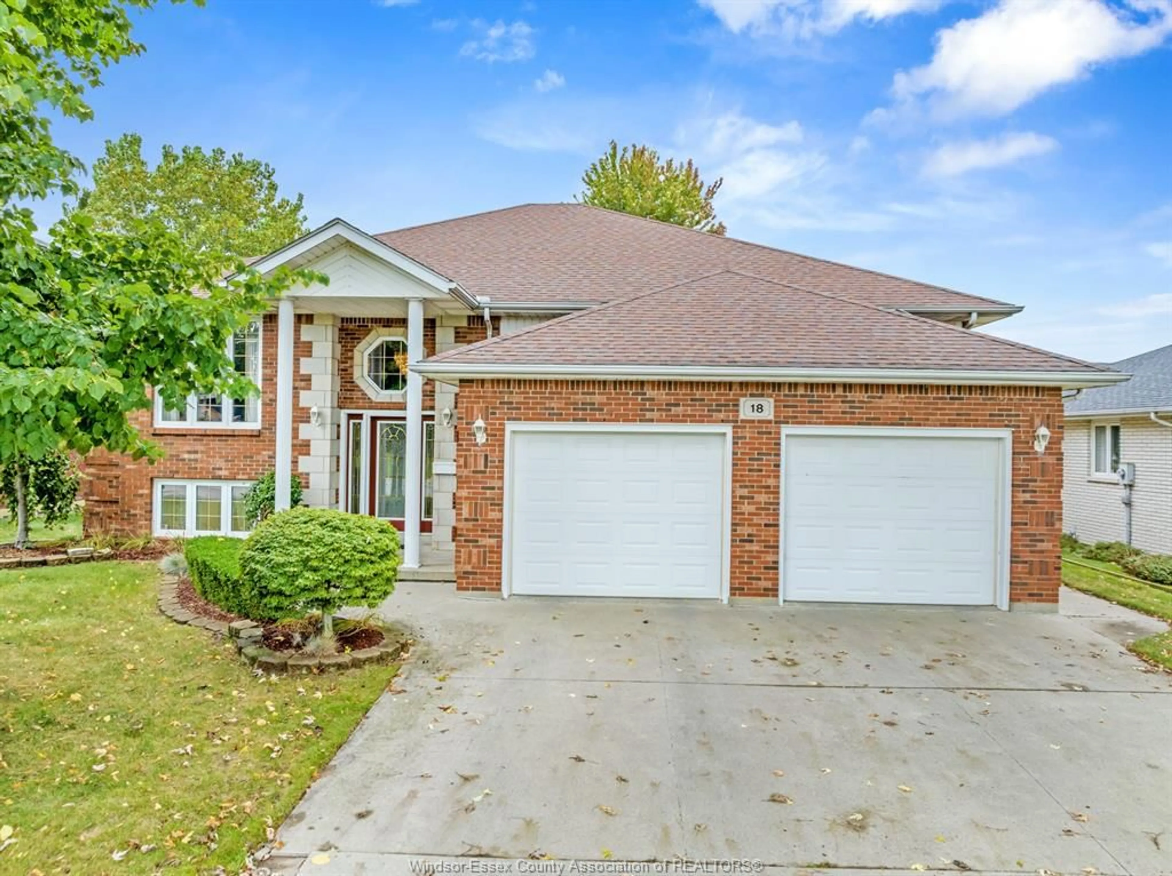 Home with brick exterior material for 18 SHAWNEE Crt, Leamington Ontario N8H 5A8