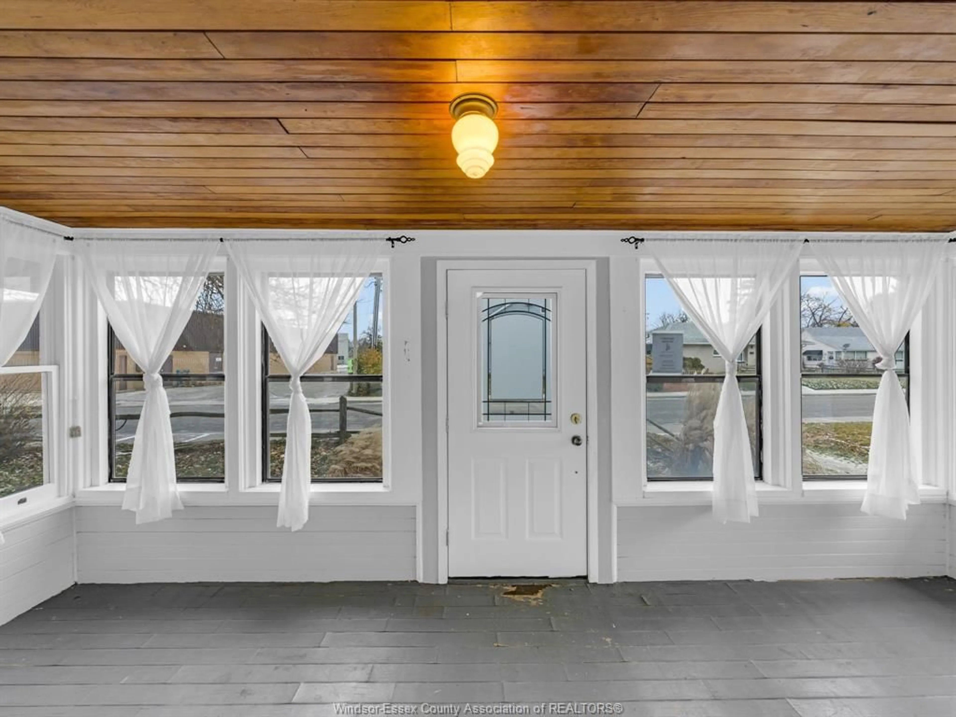 Indoor entryway, wood floors for 21 Beech St, Kingsville Ontario N9Y 1A9