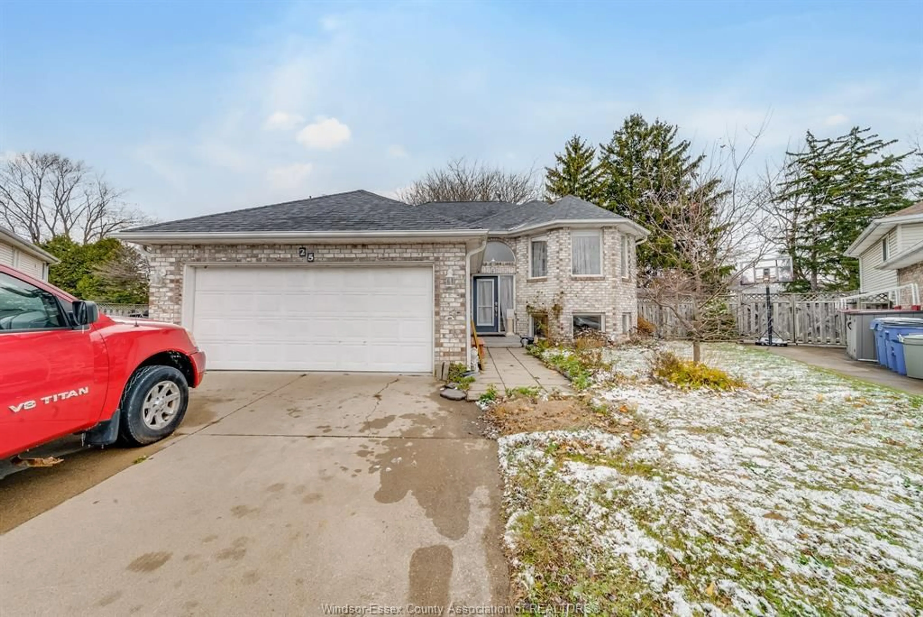 Frontside or backside of a home, the street view for 25 TREELINE Crt, Harrow Ontario N0R 1G0