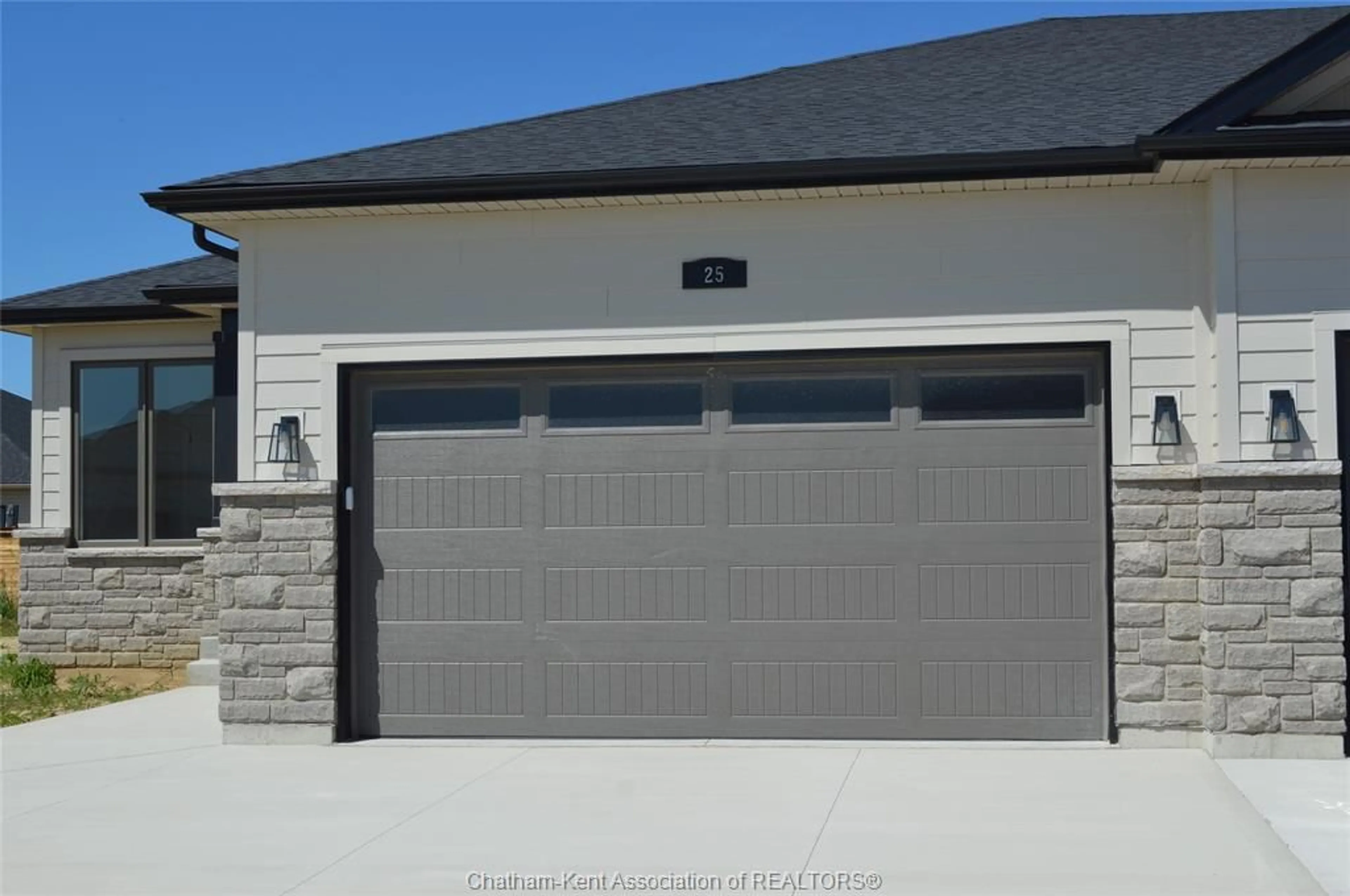 Indoor garage, cement floor for 25 Duskridge Rd, Chatham Ontario N7L 0G7