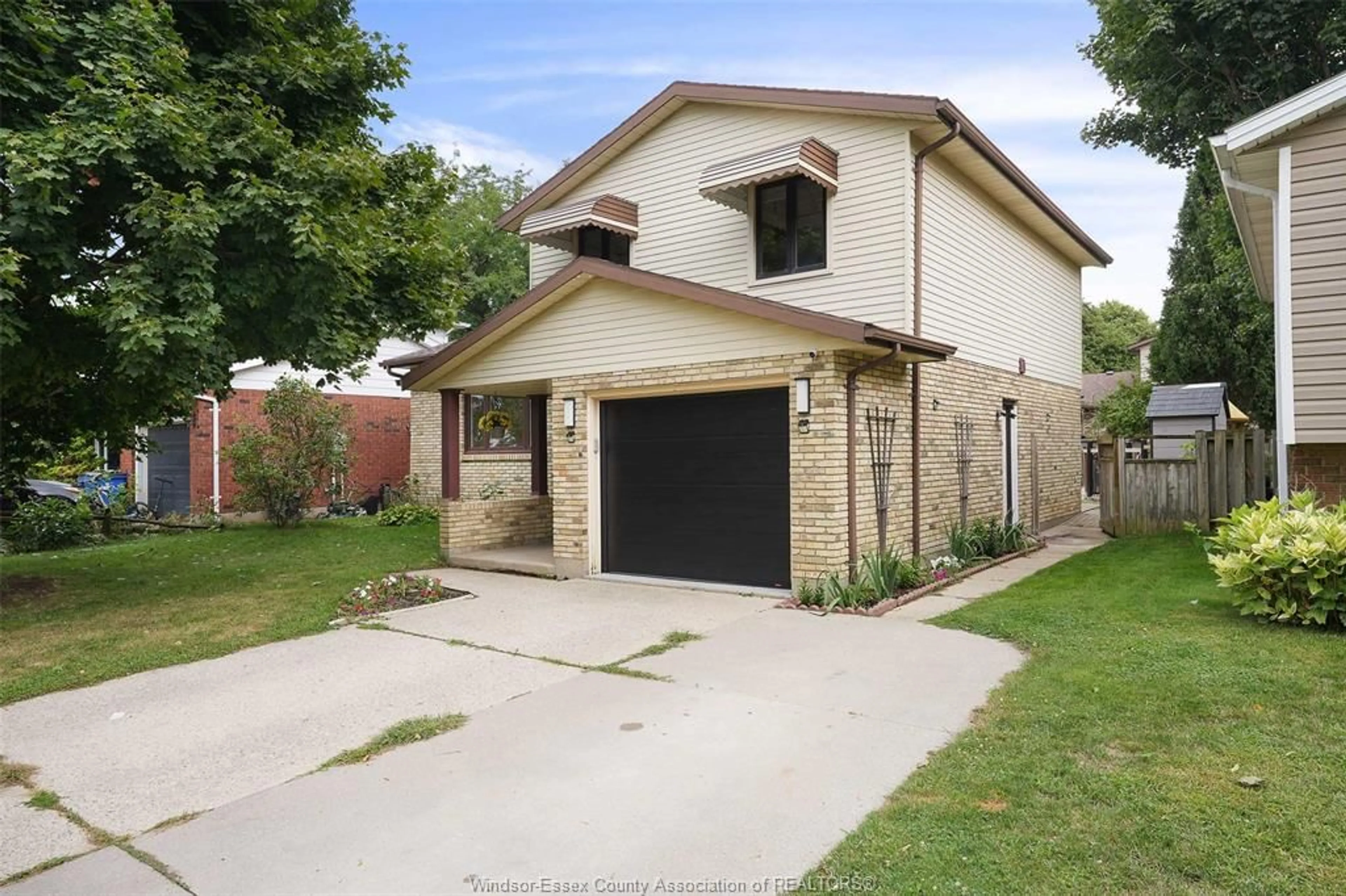 Frontside or backside of a home, the street view for 23 ARGYLE, Chatham Ontario N7L 4T7