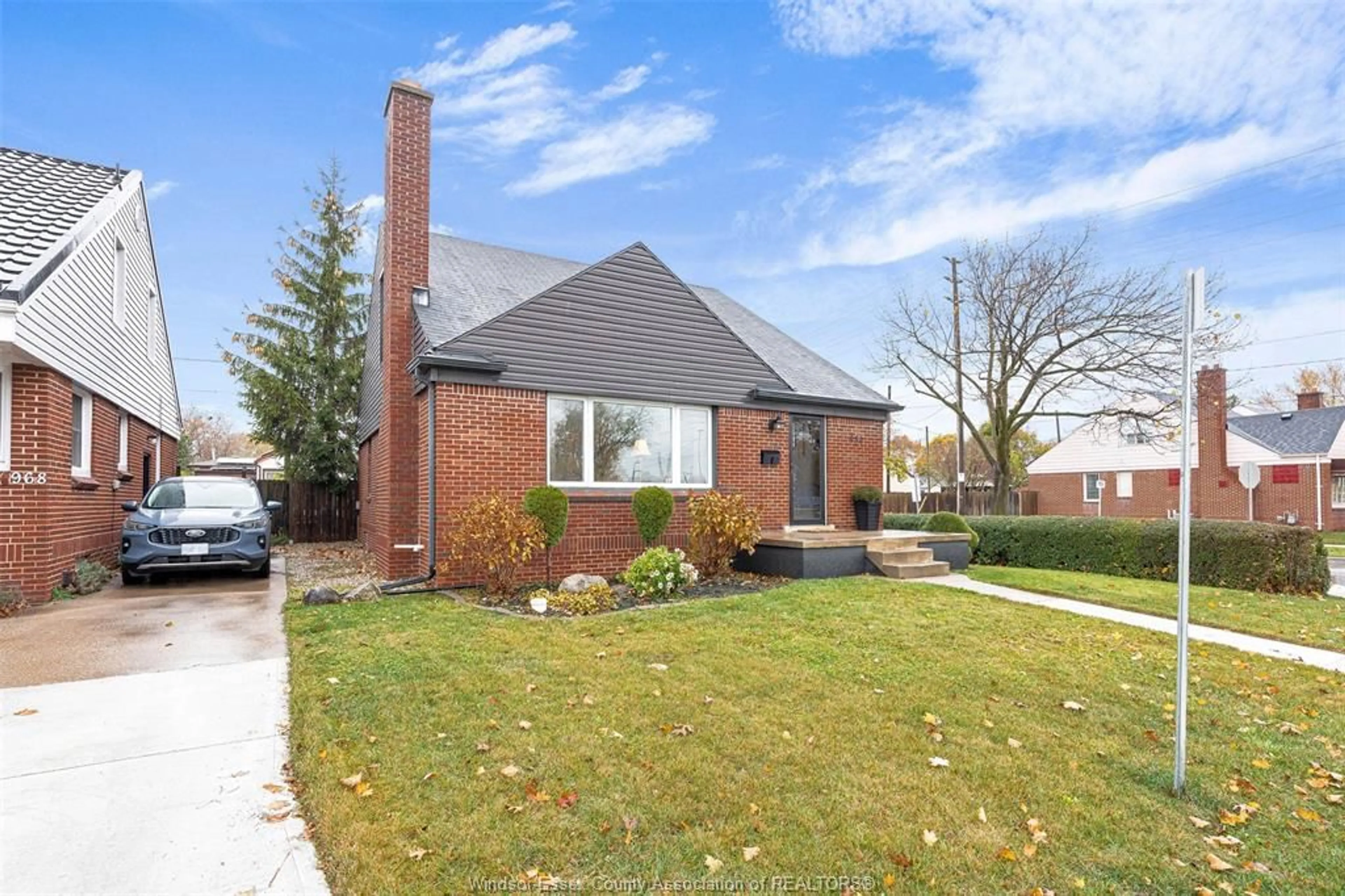 Home with brick exterior material for 980 YPRES, Windsor Ontario N8W 1R1