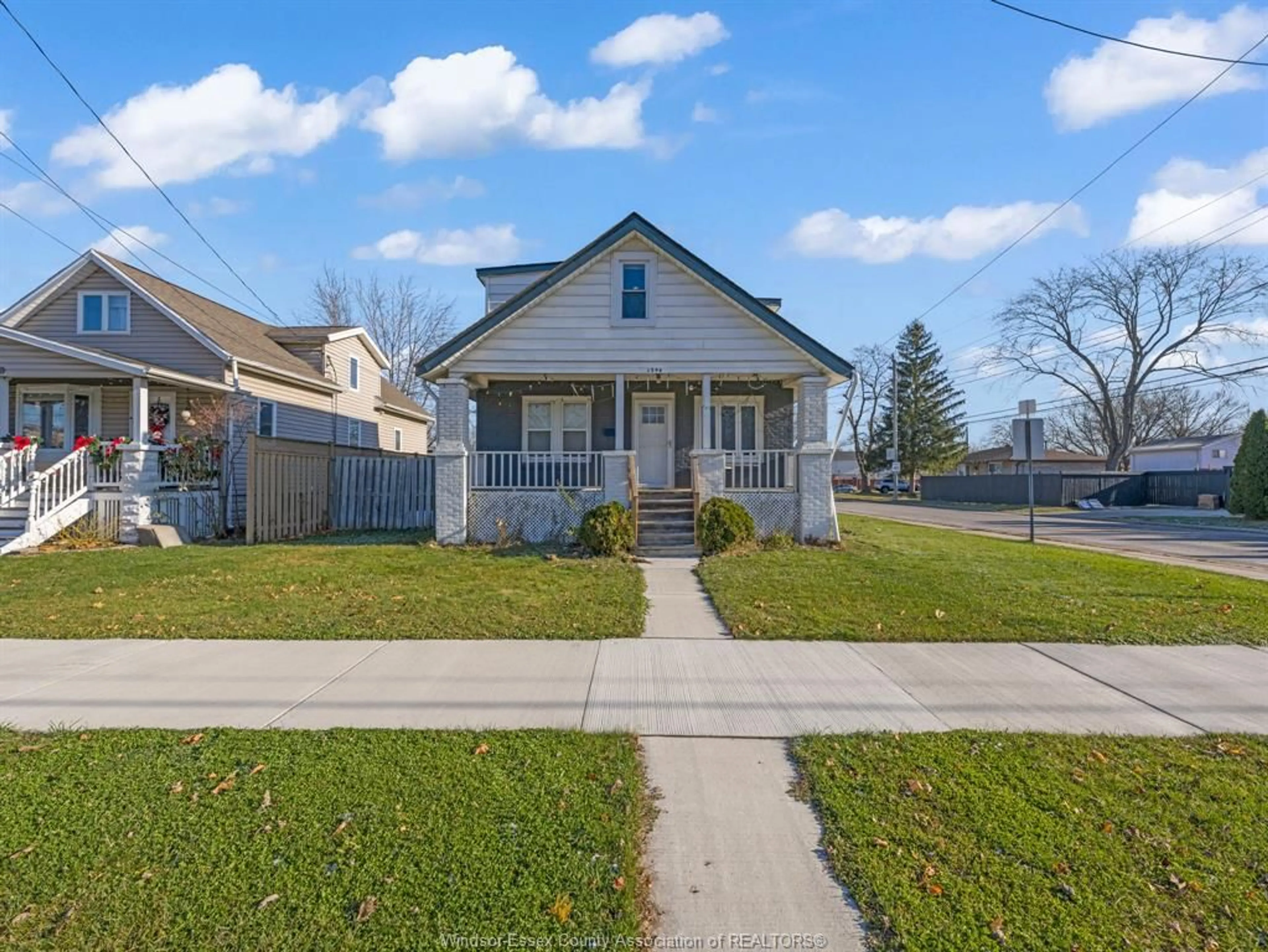 Frontside or backside of a home, the street view for 2596 JOS ST. LOUIS Ave, Windsor Ontario N8T 2M5