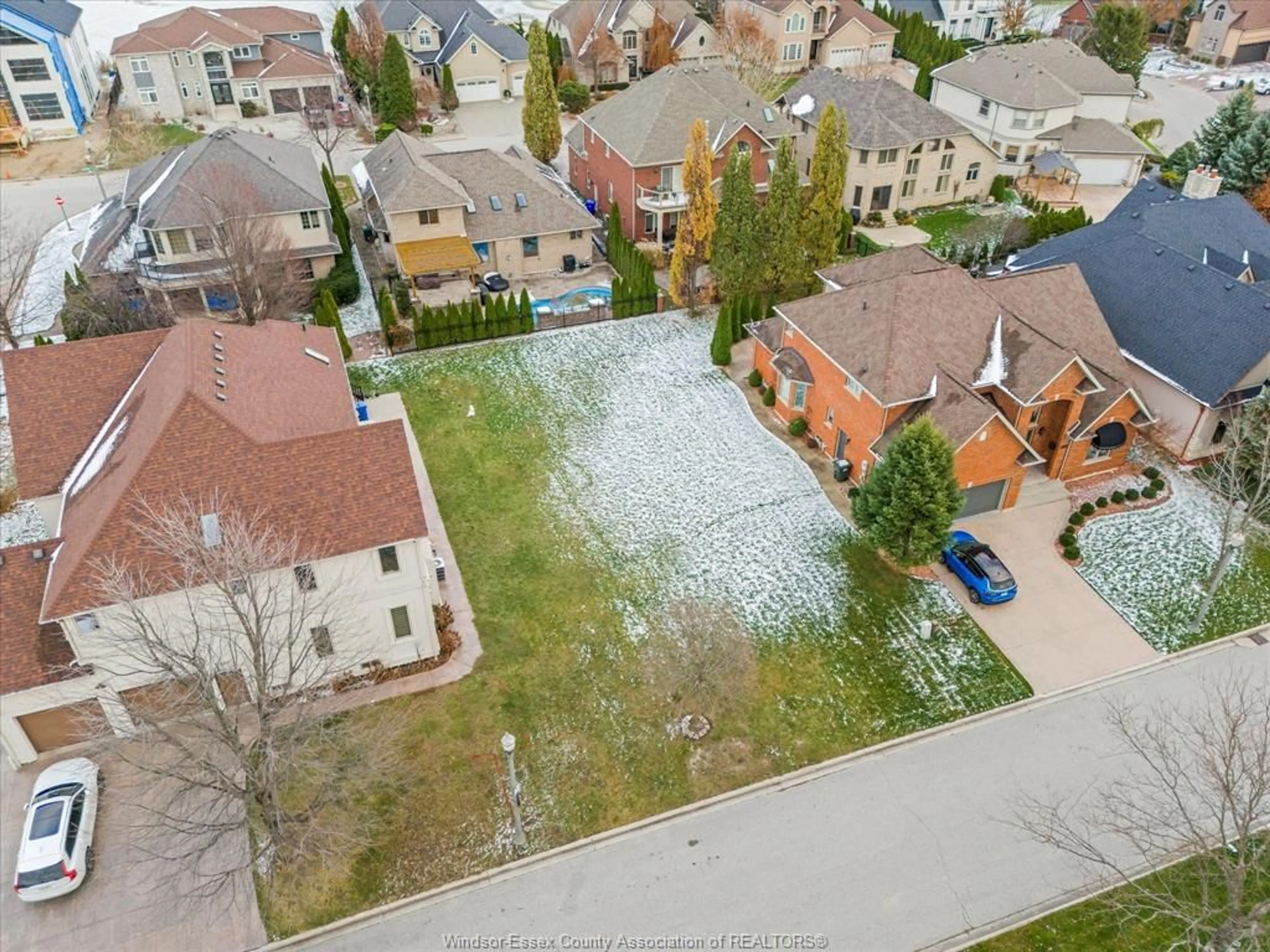 Frontside or backside of a home, the street view for 470 Shoreview Cir, Windsor Ontario N8P 1M7