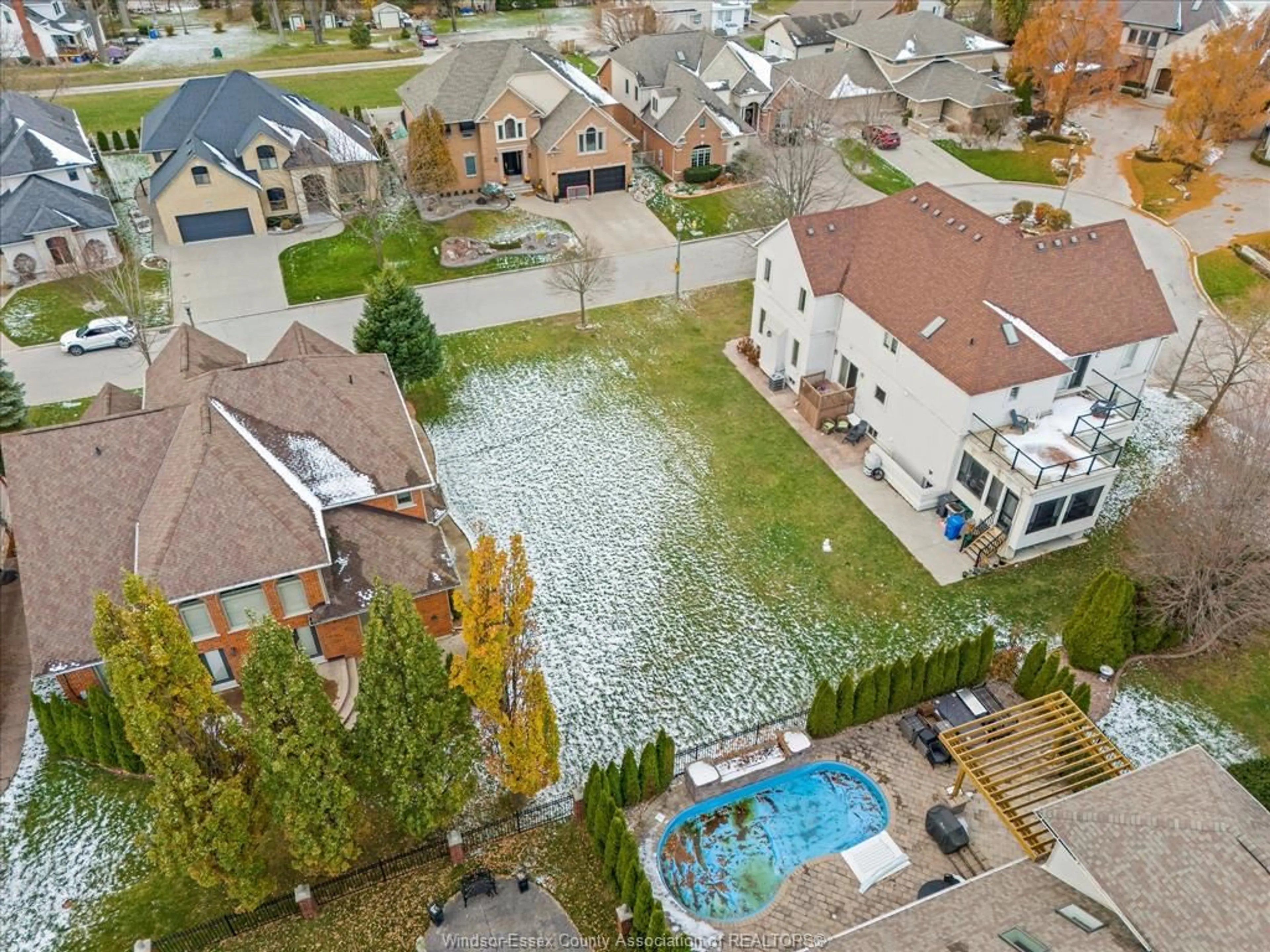 A pic from exterior of the house or condo, the fenced backyard for 470 Shoreview Cir, Windsor Ontario N8P 1M7