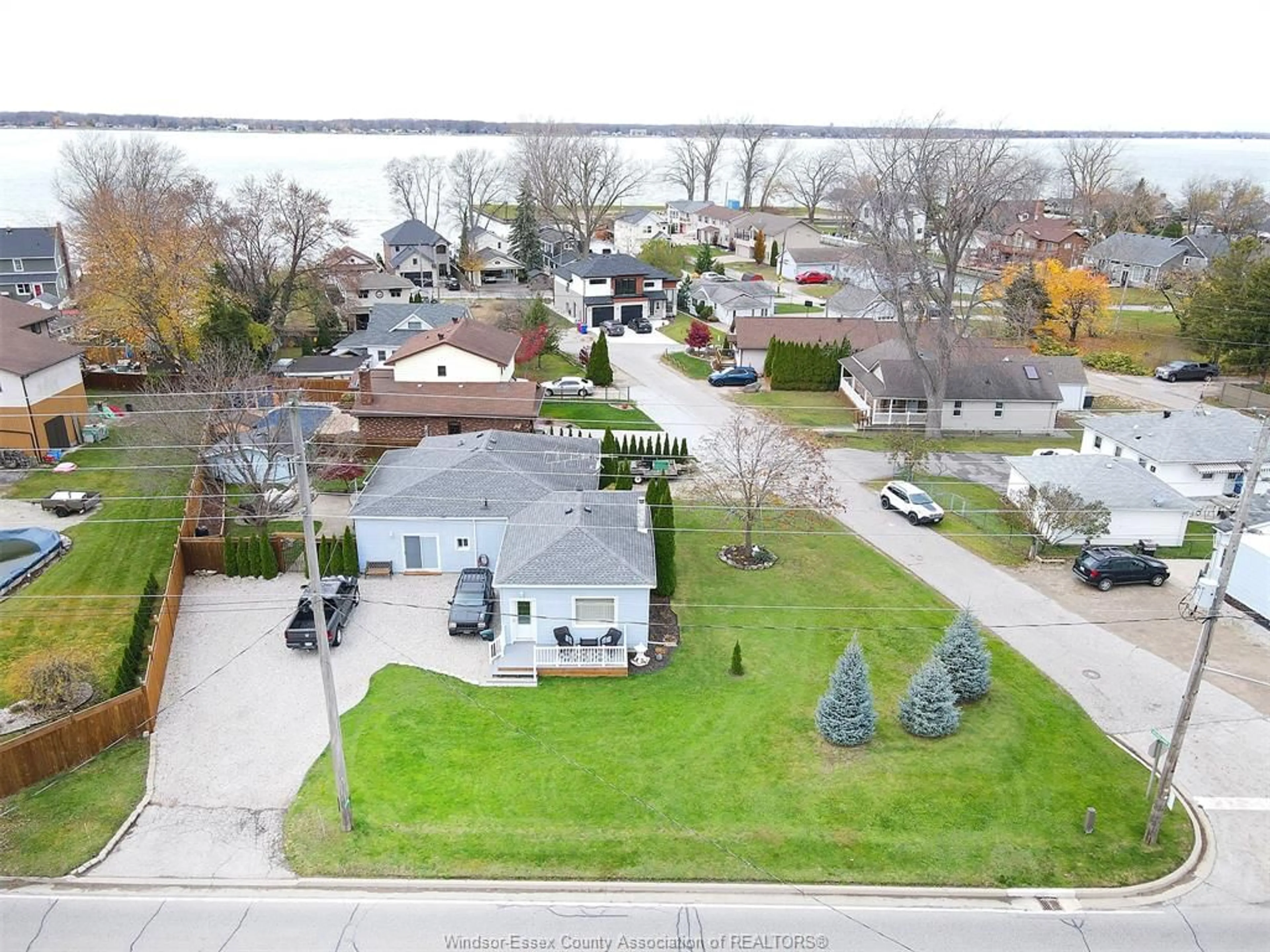 Frontside or backside of a home, the street view for 1118 FRONT Rd, Amherstburg Ontario N9V 2W1