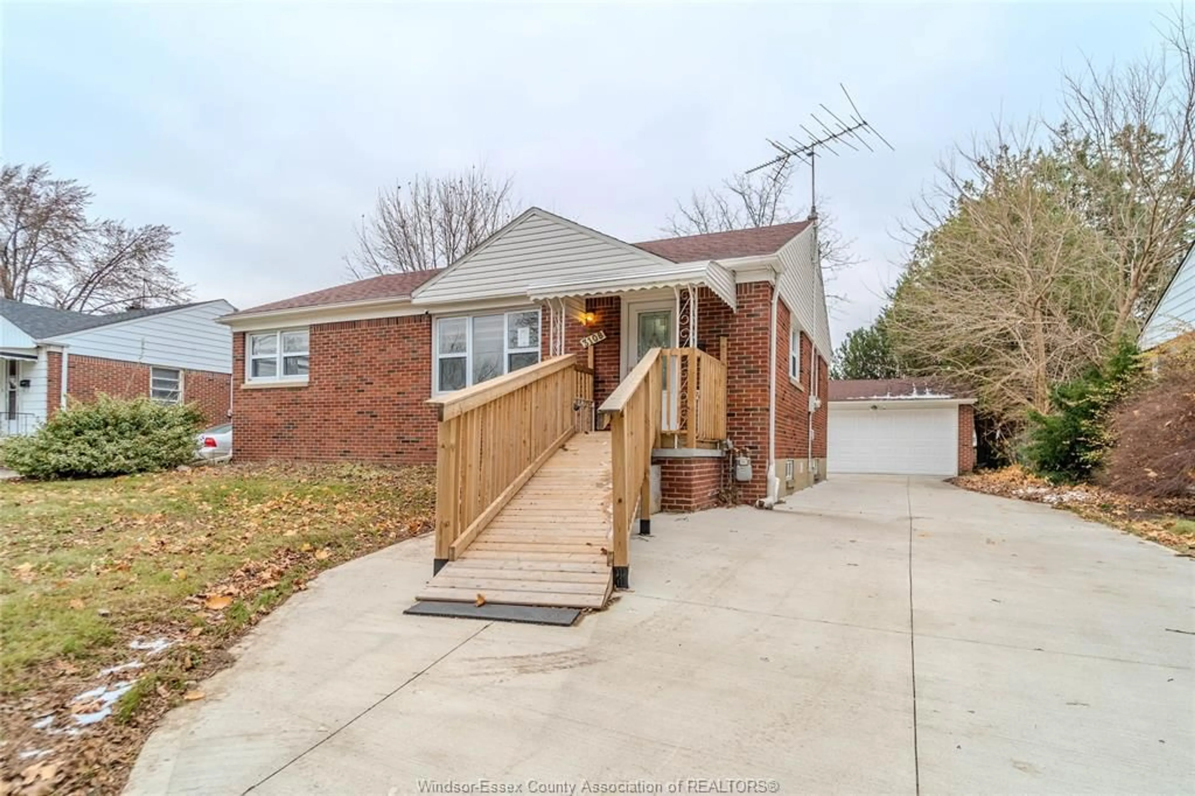 Frontside or backside of a home, the street view for 3108 DOMINION Blvd, Windsor Ontario N9E 2N4