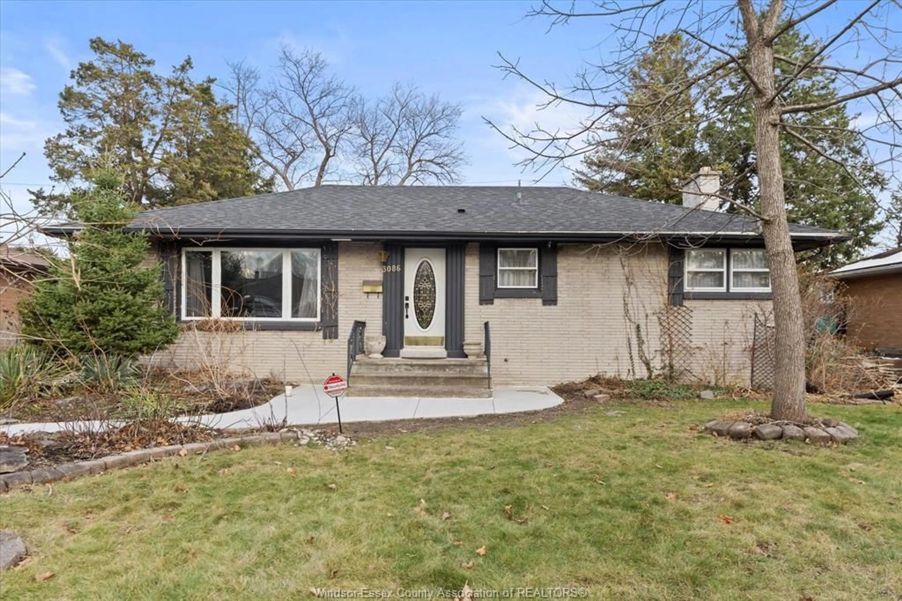 Frontside or backside of a home, cottage for 3086 AVONDALE Ave, Windsor Ontario N9E 1X3