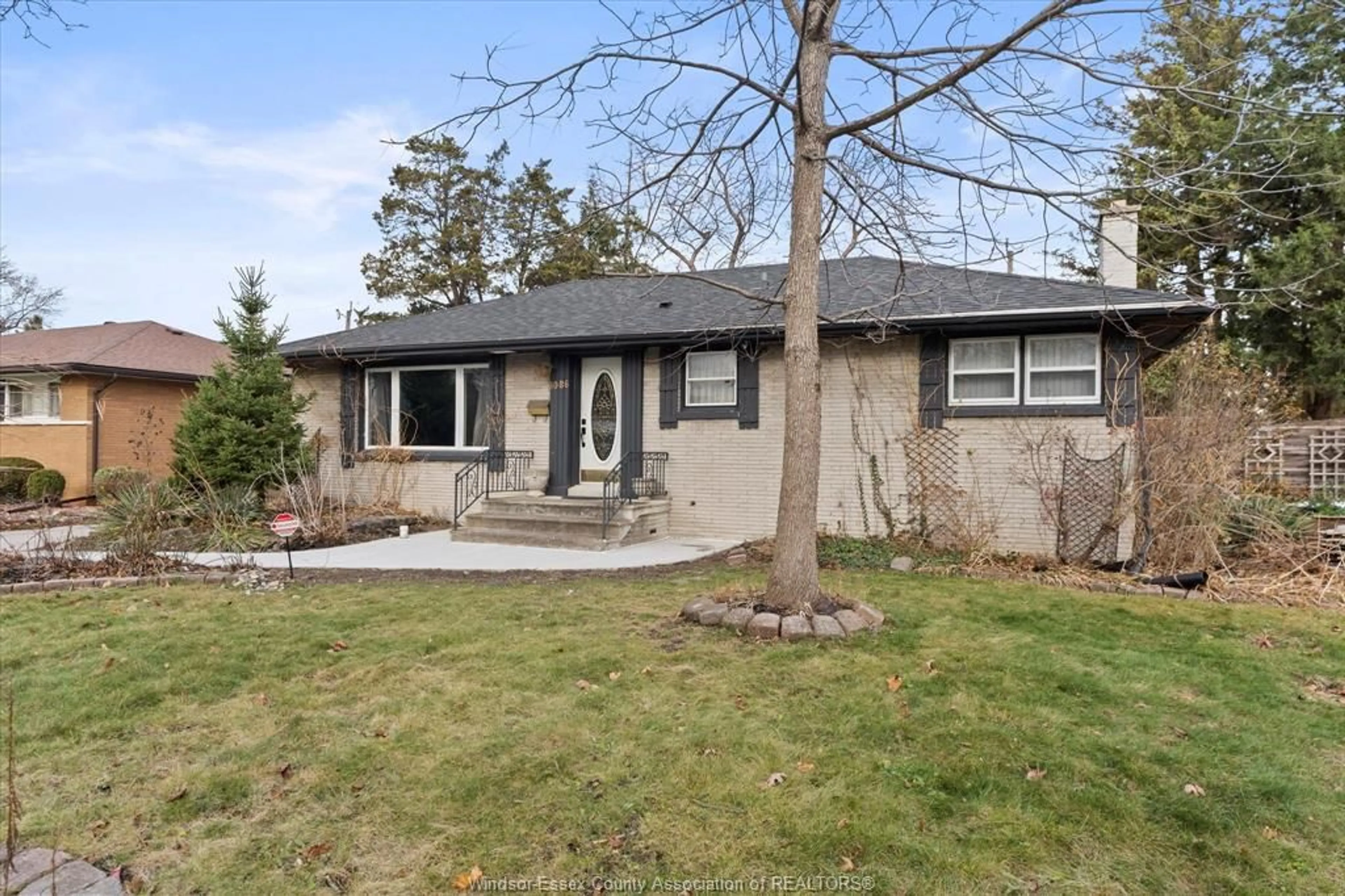 Frontside or backside of a home, cottage for 3086 AVONDALE Ave, Windsor Ontario N9E 1X3