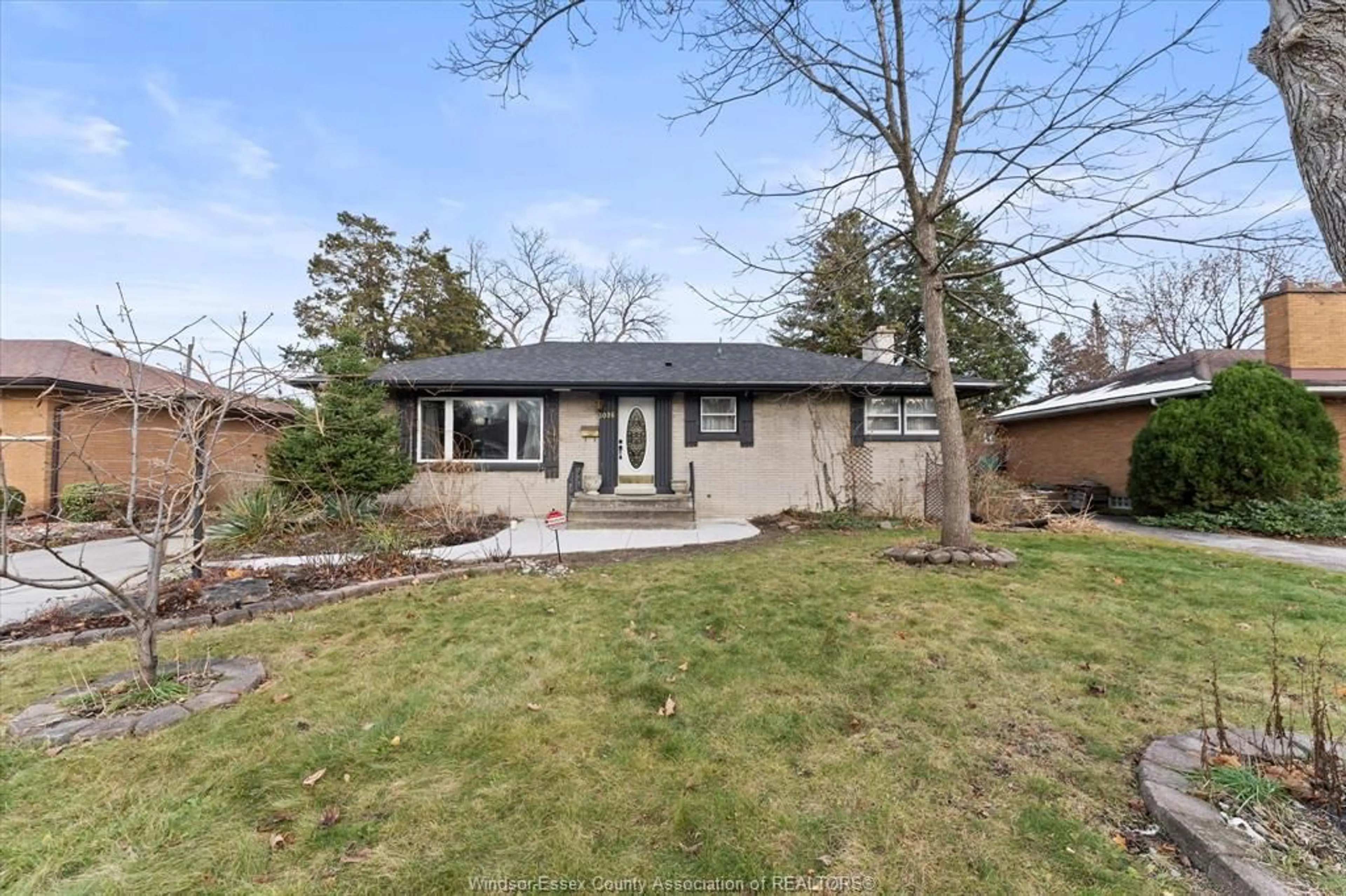 Frontside or backside of a home, cottage for 3086 AVONDALE Ave, Windsor Ontario N9E 1X3