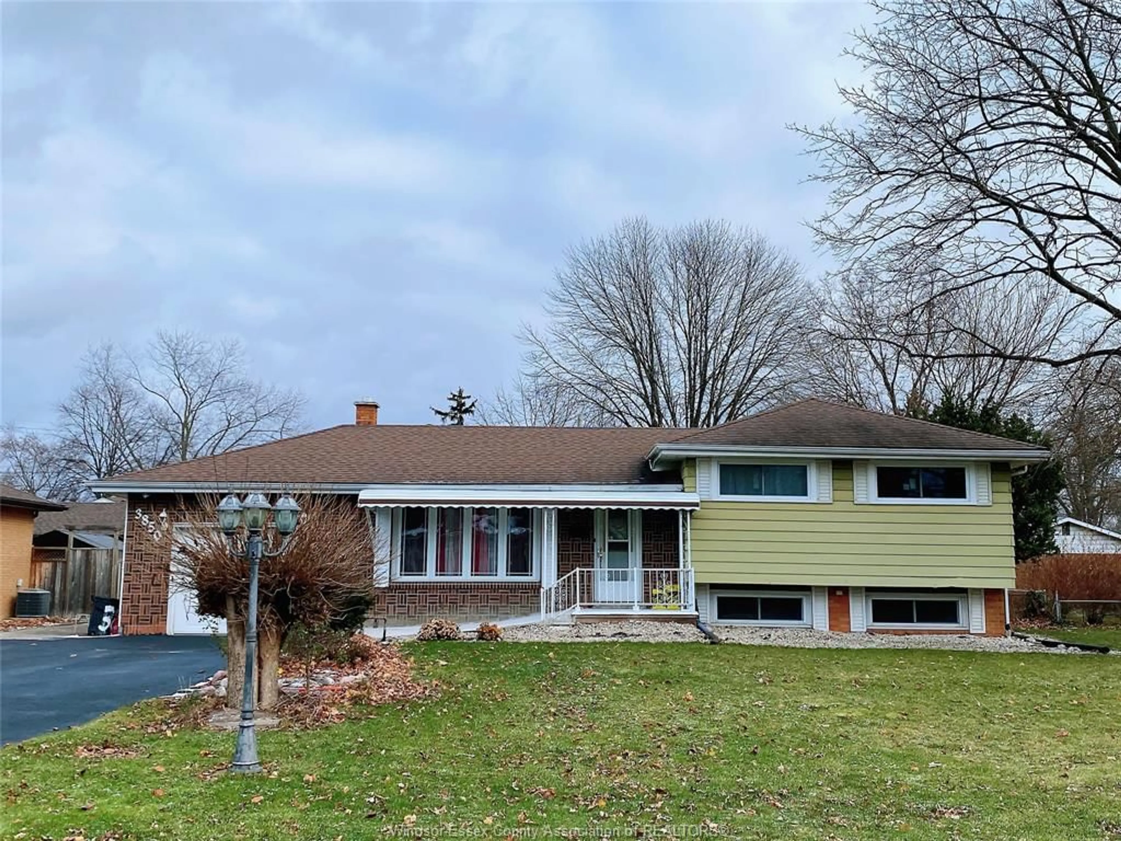 Frontside or backside of a home, cottage for 3850 HARCOURT St, Windsor Ontario N9G 1B6