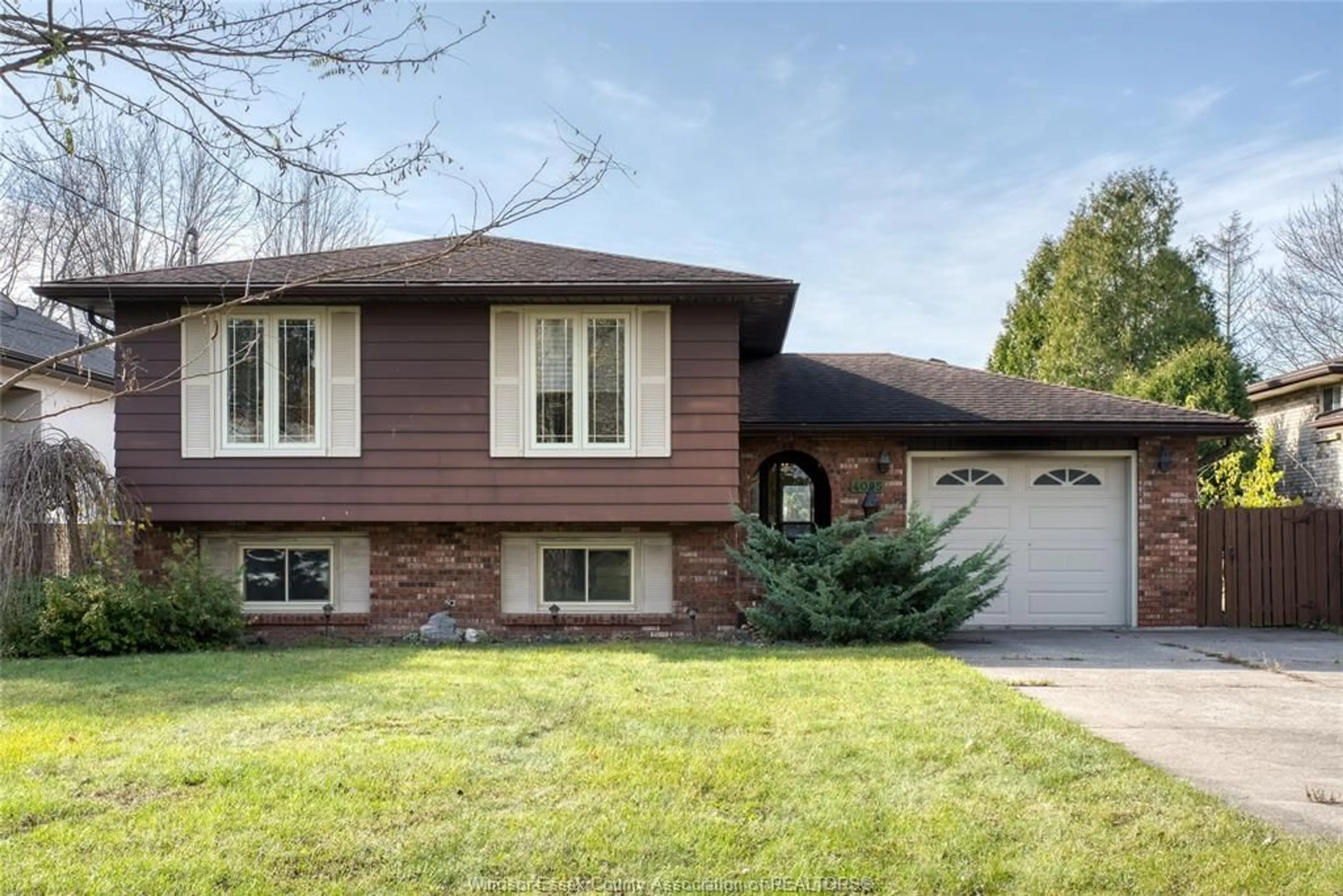 Frontside or backside of a home, cottage for 4095 Roseland Dr, Windsor Ontario N9G 1Y5