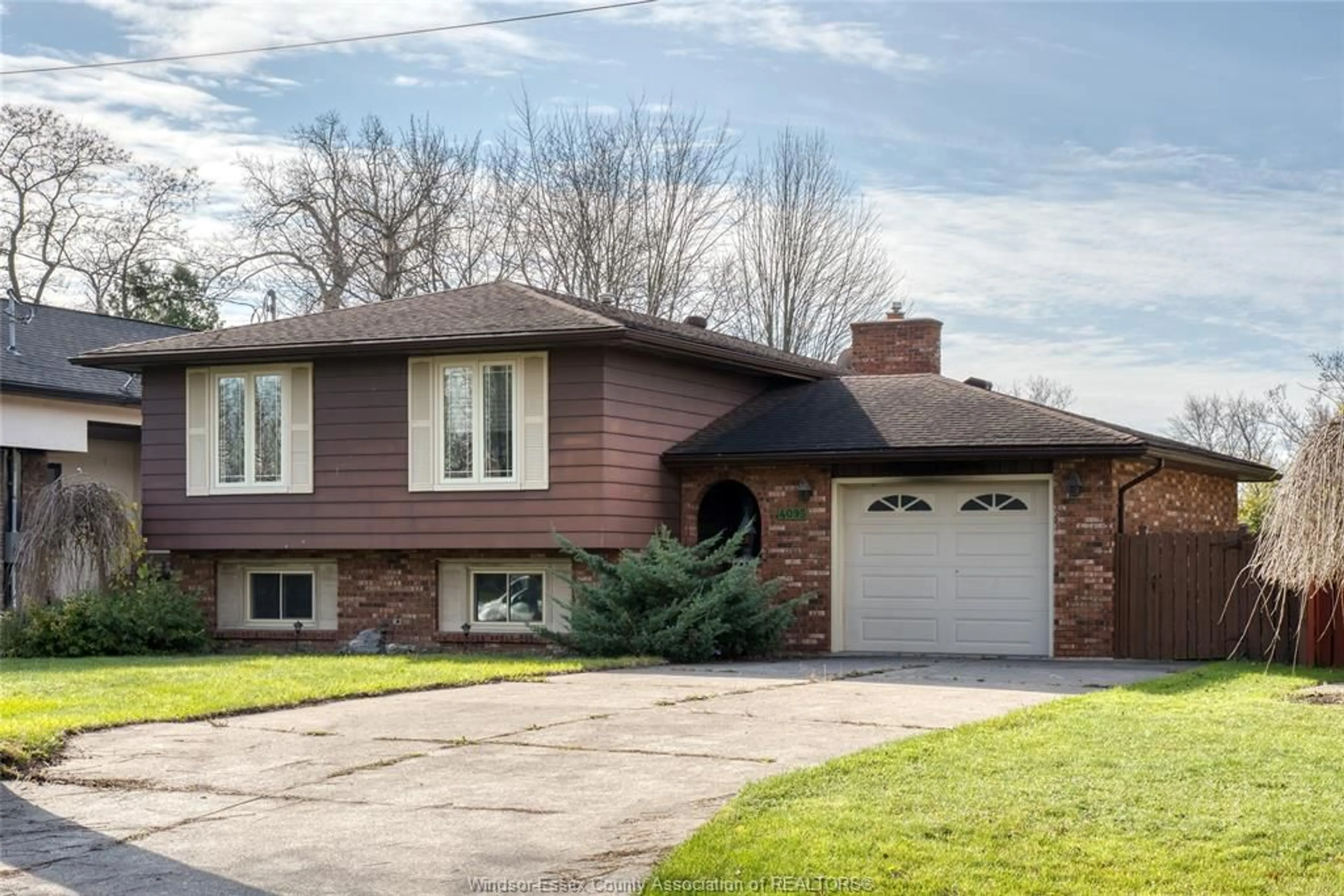 Frontside or backside of a home, cottage for 4095 Roseland Dr, Windsor Ontario N9G 1Y5