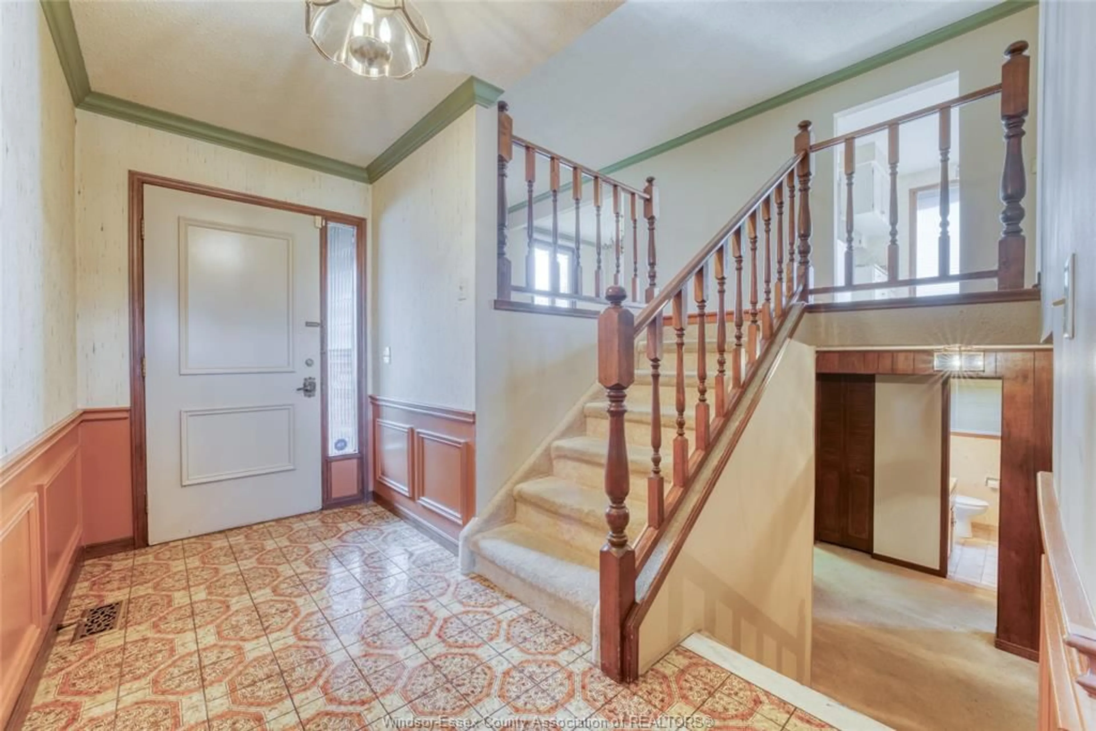 Indoor foyer, wood floors for 4095 Roseland Dr, Windsor Ontario N9G 1Y5