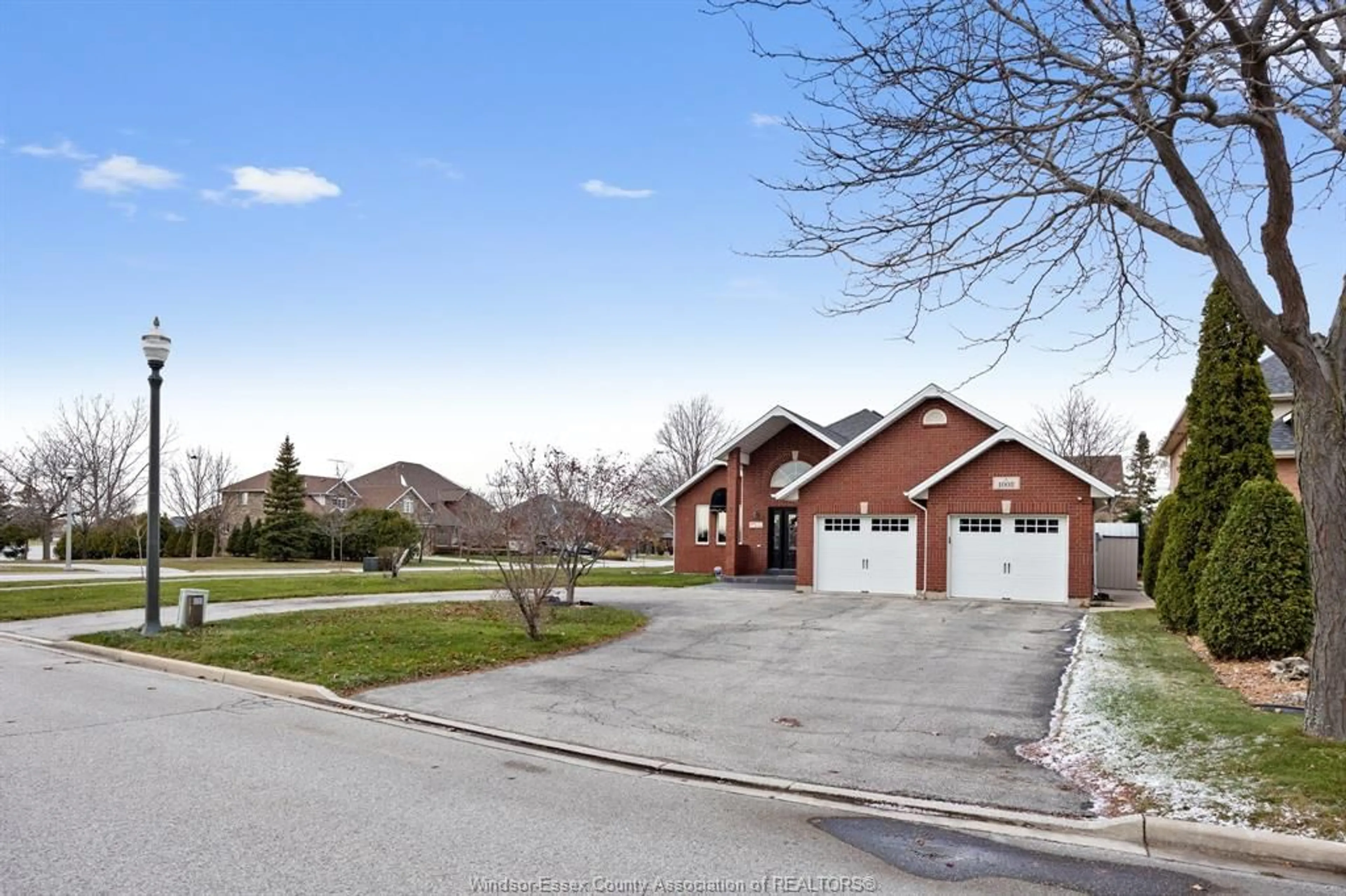 Frontside or backside of a home, the street view for 1008 LAKE LAGUNA, Windsor Ontario N9G 2Y1