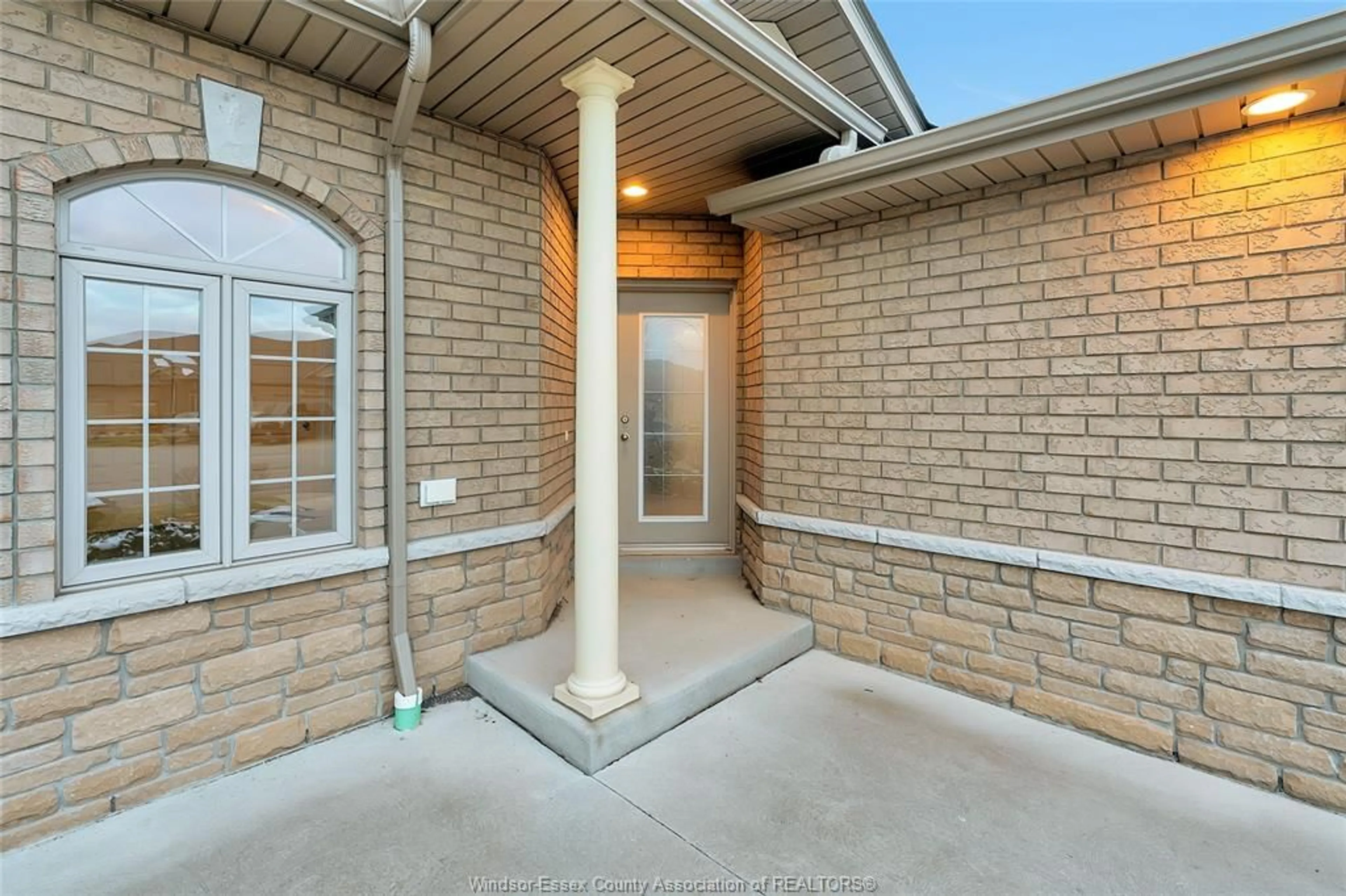 Indoor entryway, cement floor for 11 CRANBERRY, Kingsville Ontario N9Y 3S2