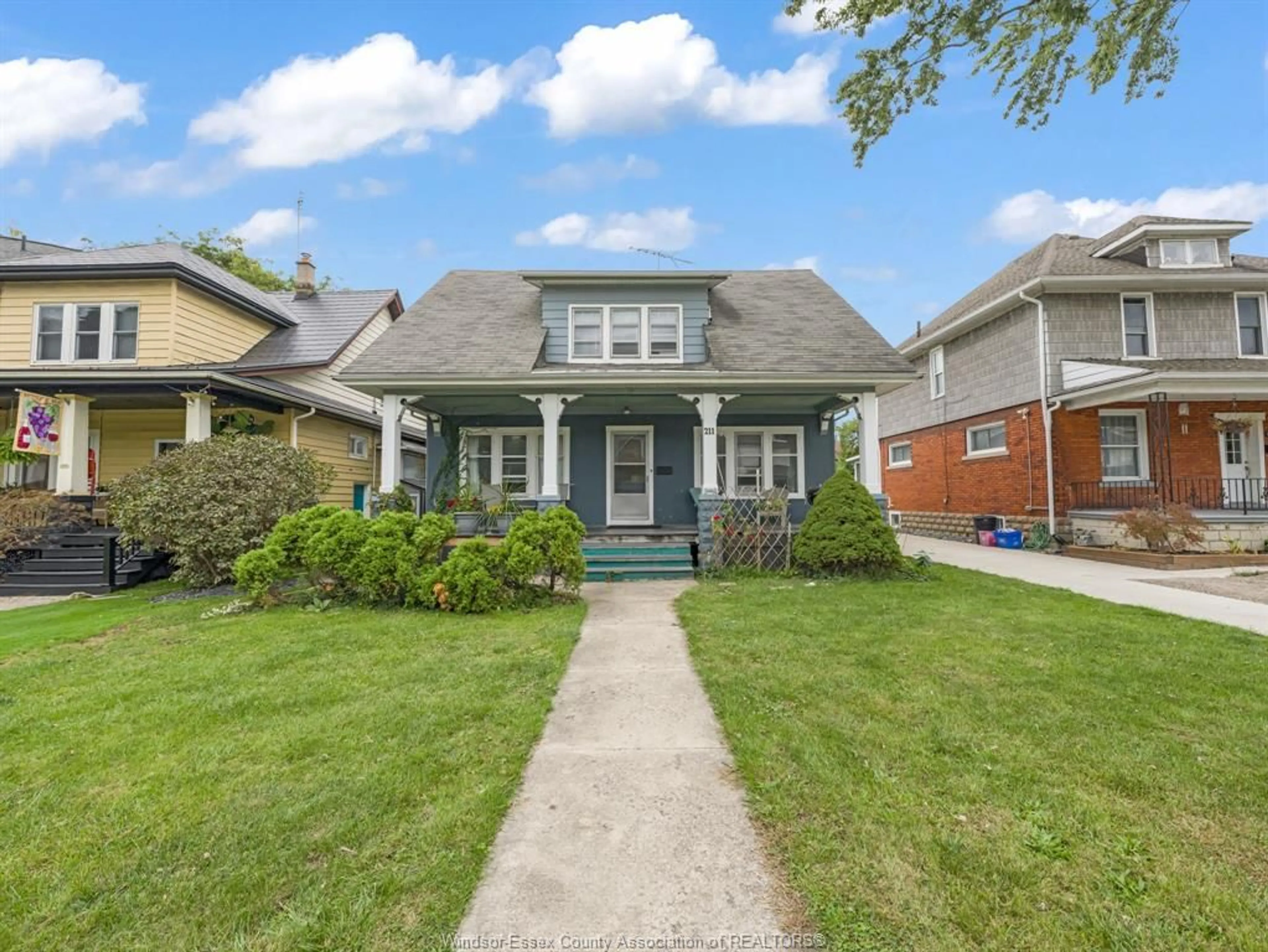 Frontside or backside of a home, cottage for 211 OAK, Windsor Ontario N9A 5E5