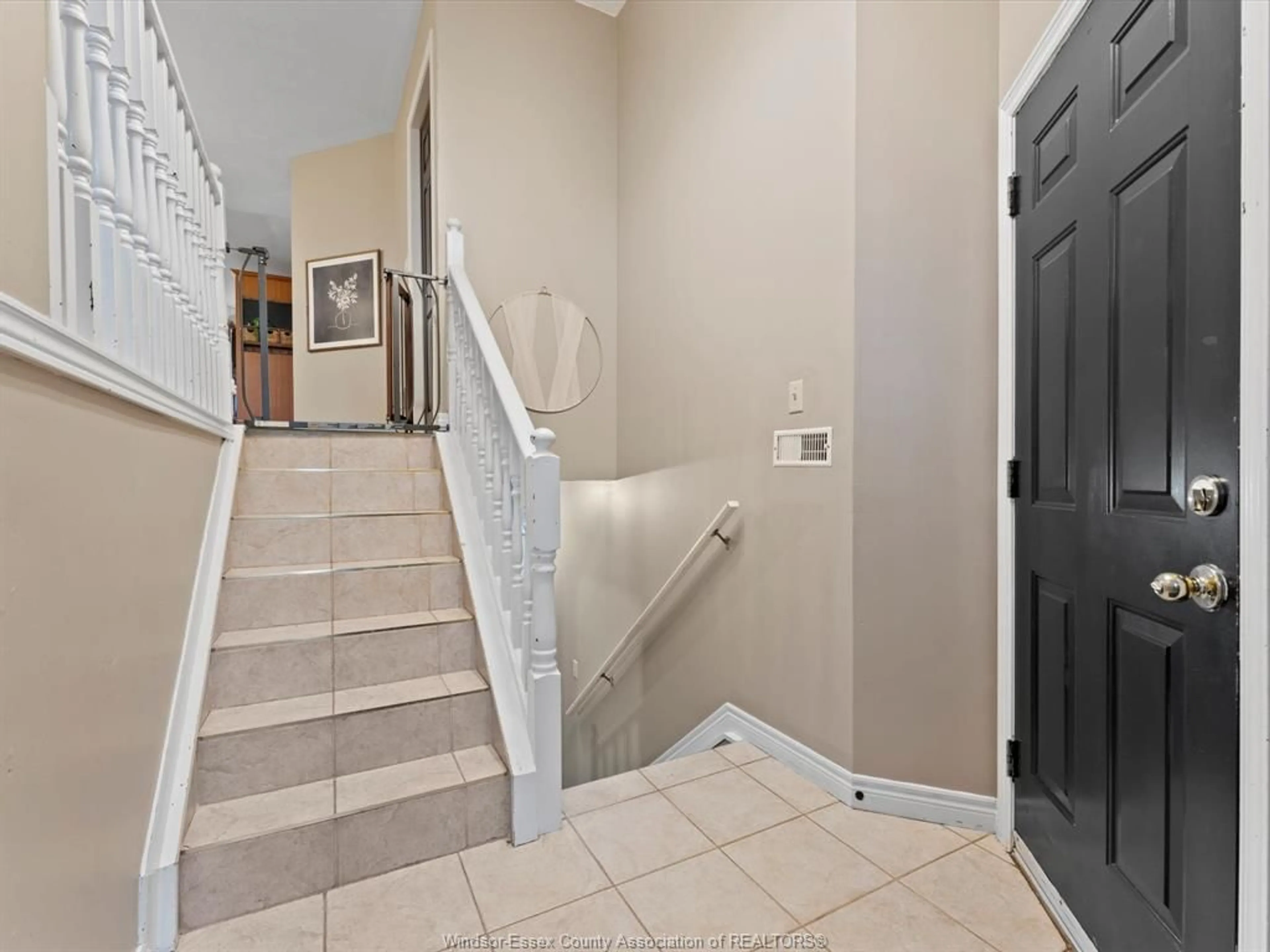 Indoor foyer, ceramic floors for 84 Sutton, Leamington Ontario N8H5K5