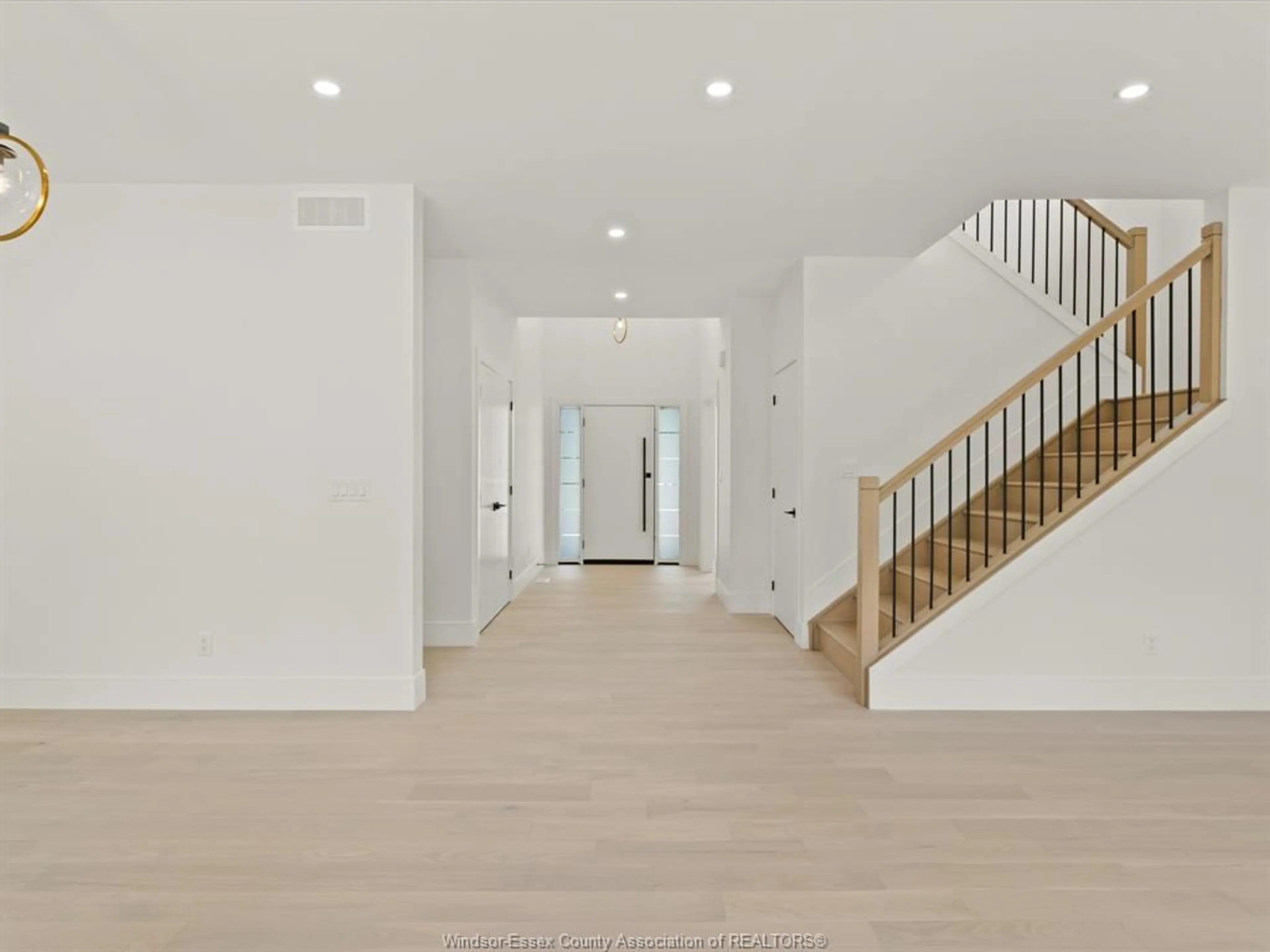 Indoor foyer, wood floors for 1115 CENTRE, LaSalle Ontario N9J 3E4