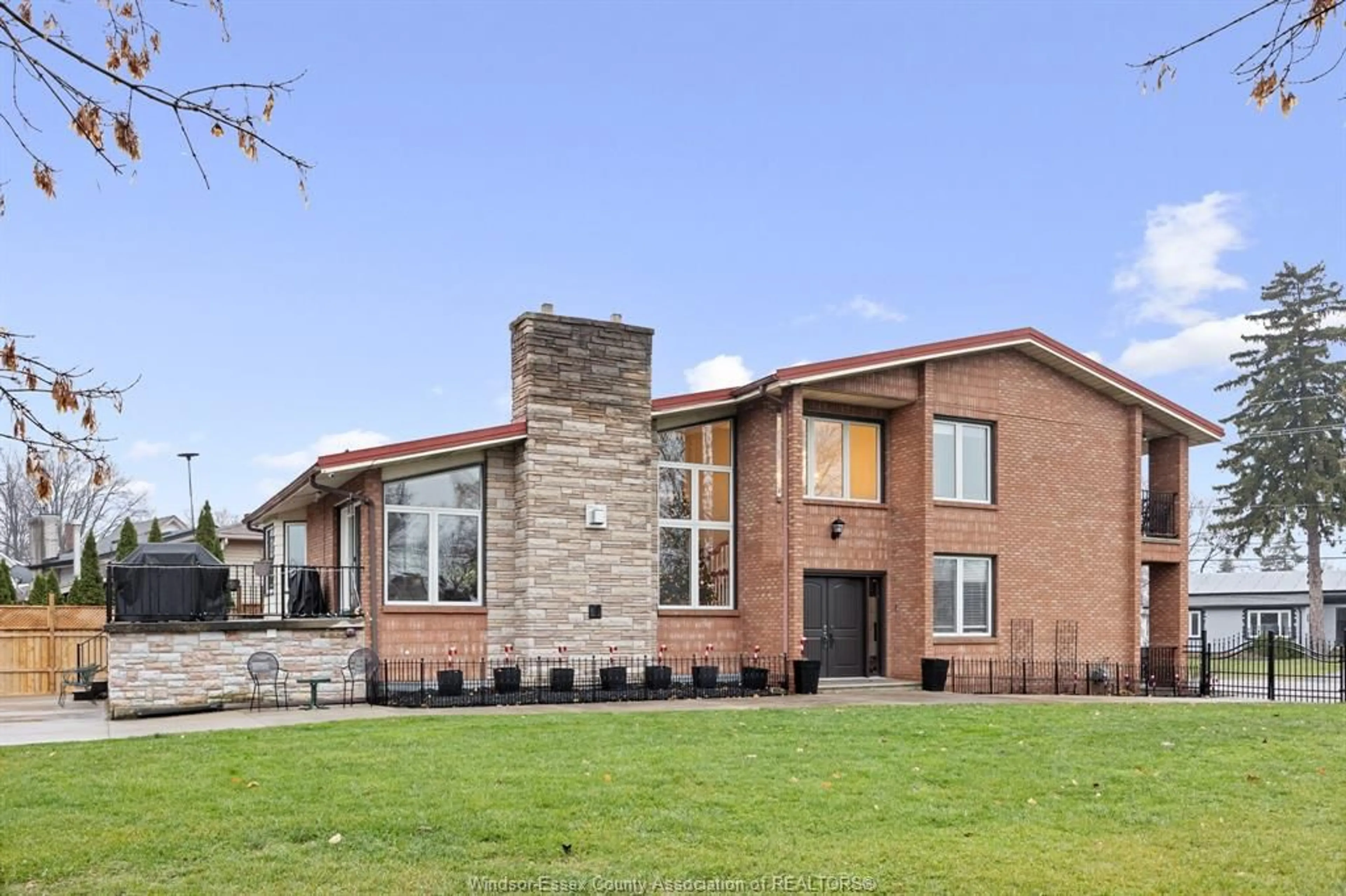 Home with brick exterior material for 524 JARVIS, Windsor Ontario N8P 1C9