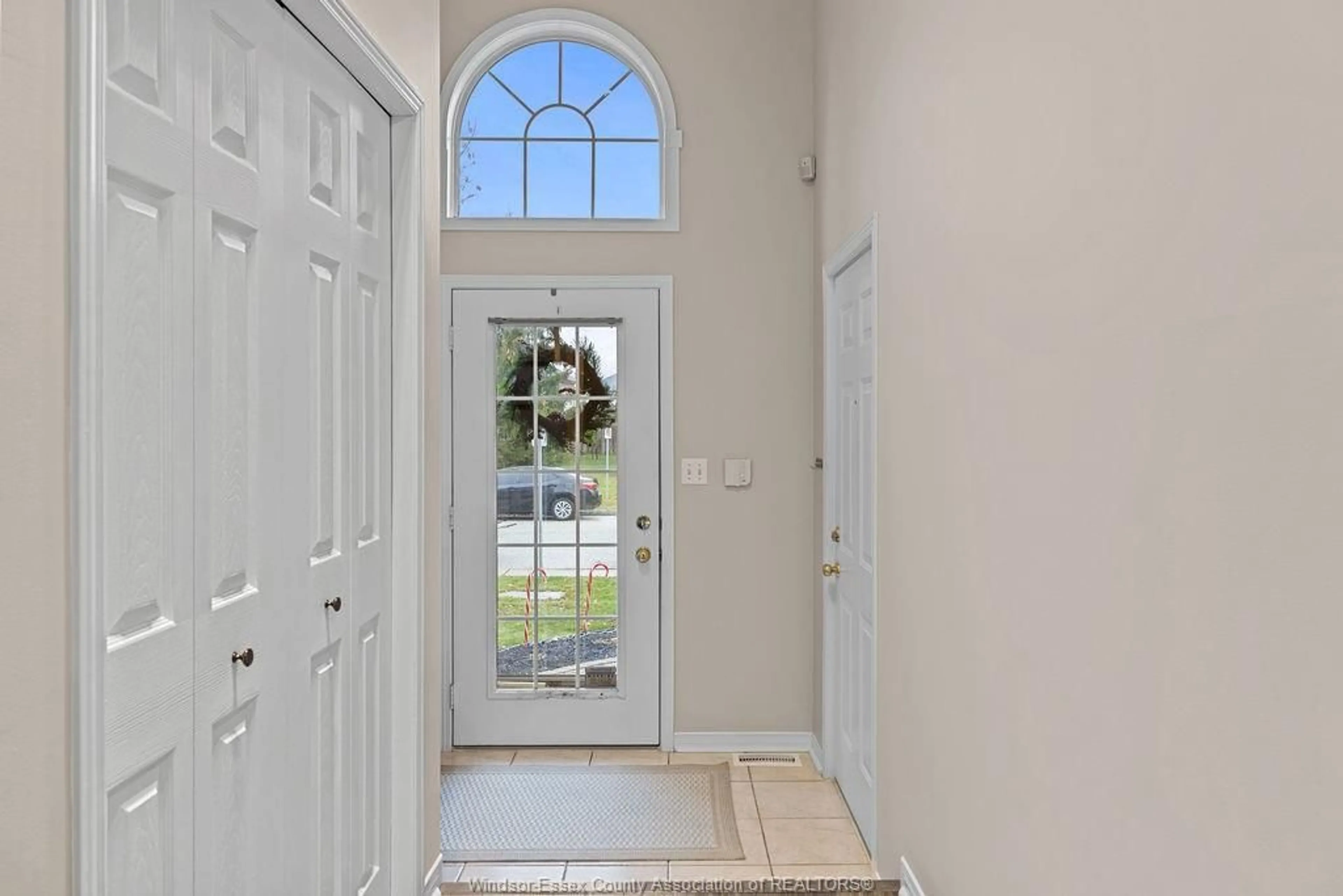 Indoor entryway for 1535 LOVELL Cres, LaSalle Ontario N9H 2M8