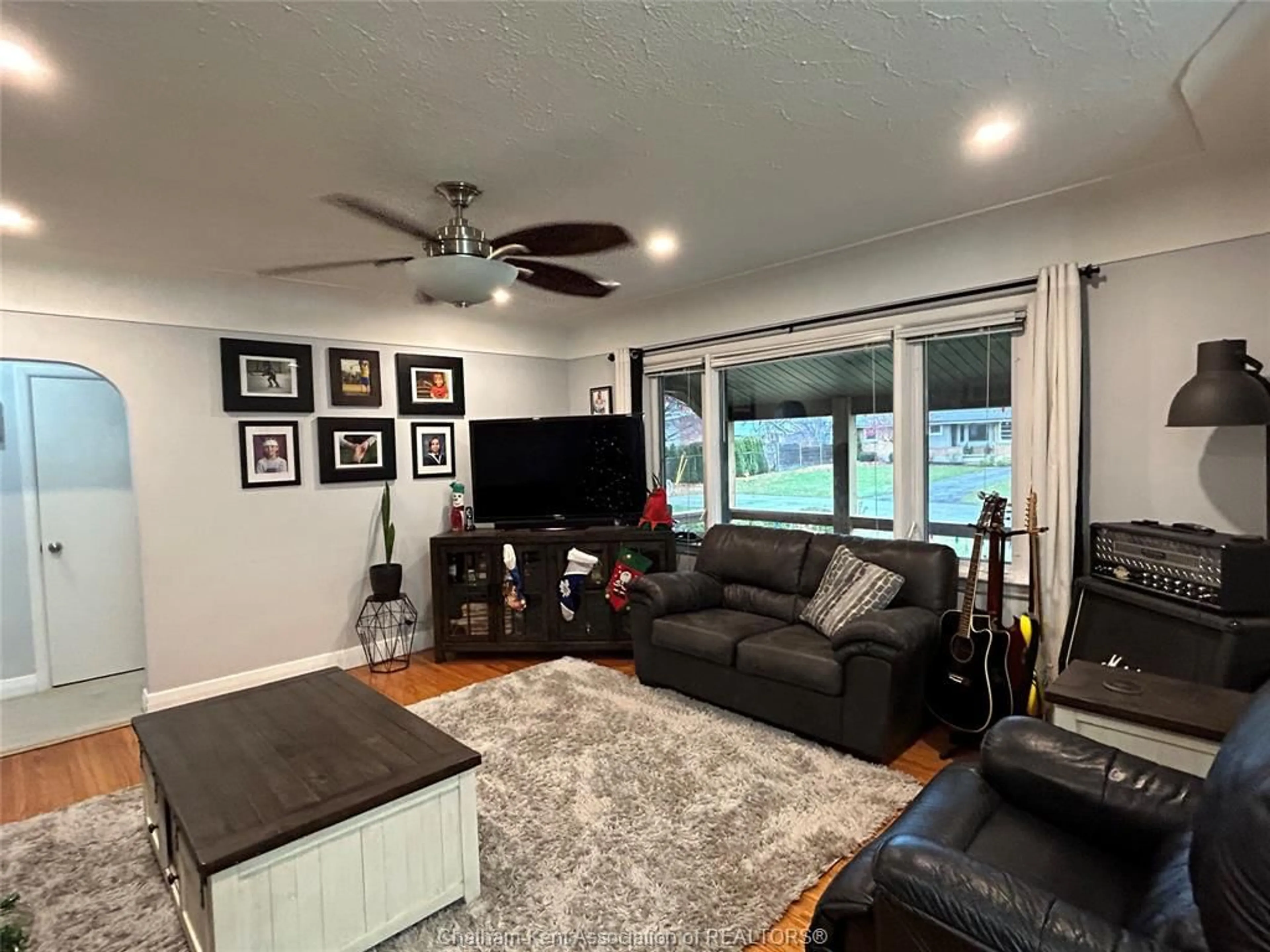 Living room with furniture, unknown for 37 Maple St, Chatham Ontario N7L2E5