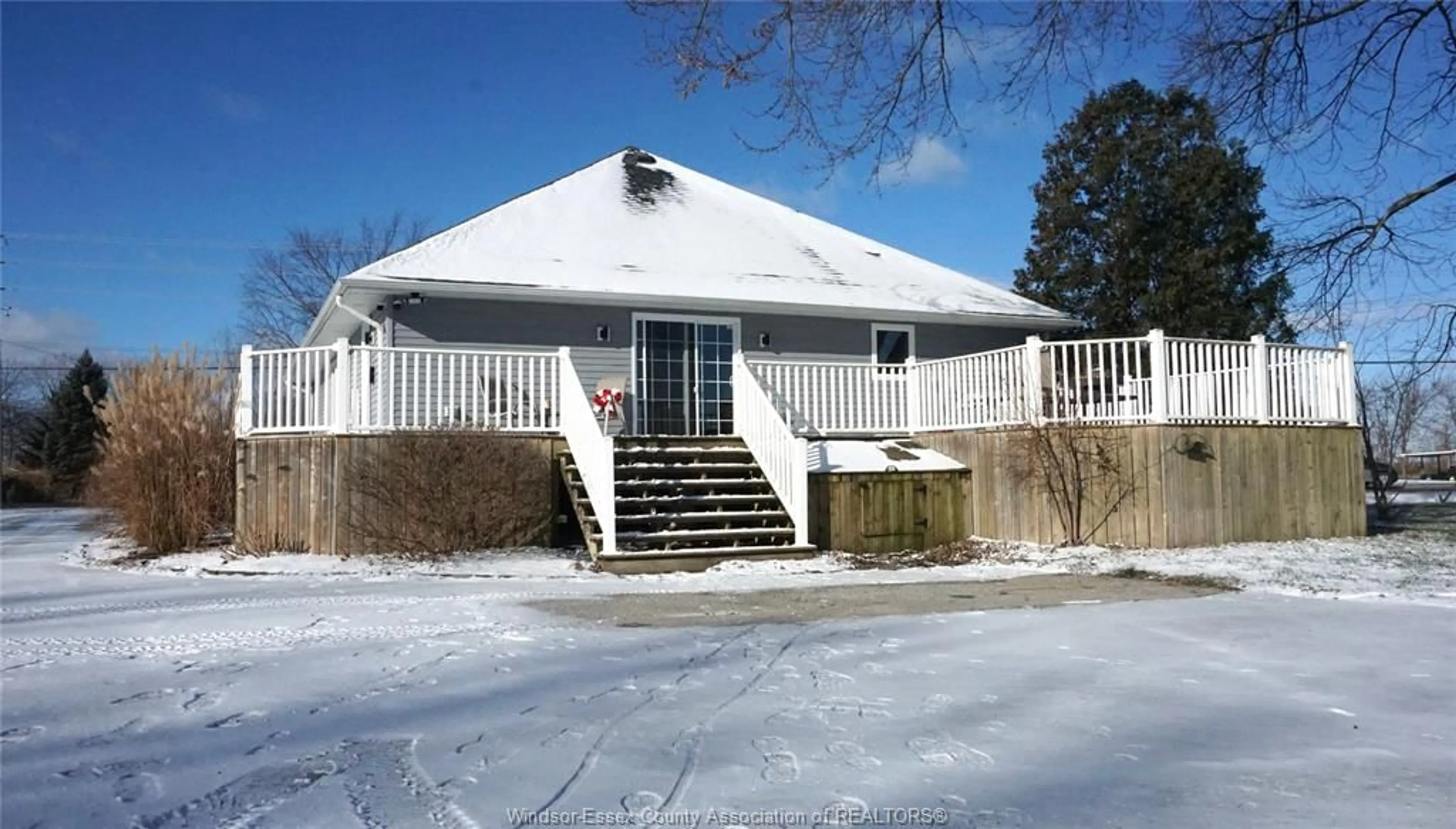 Indoor foyer for 2125 FRONT, Amherstburg Ontario N9V 3R3