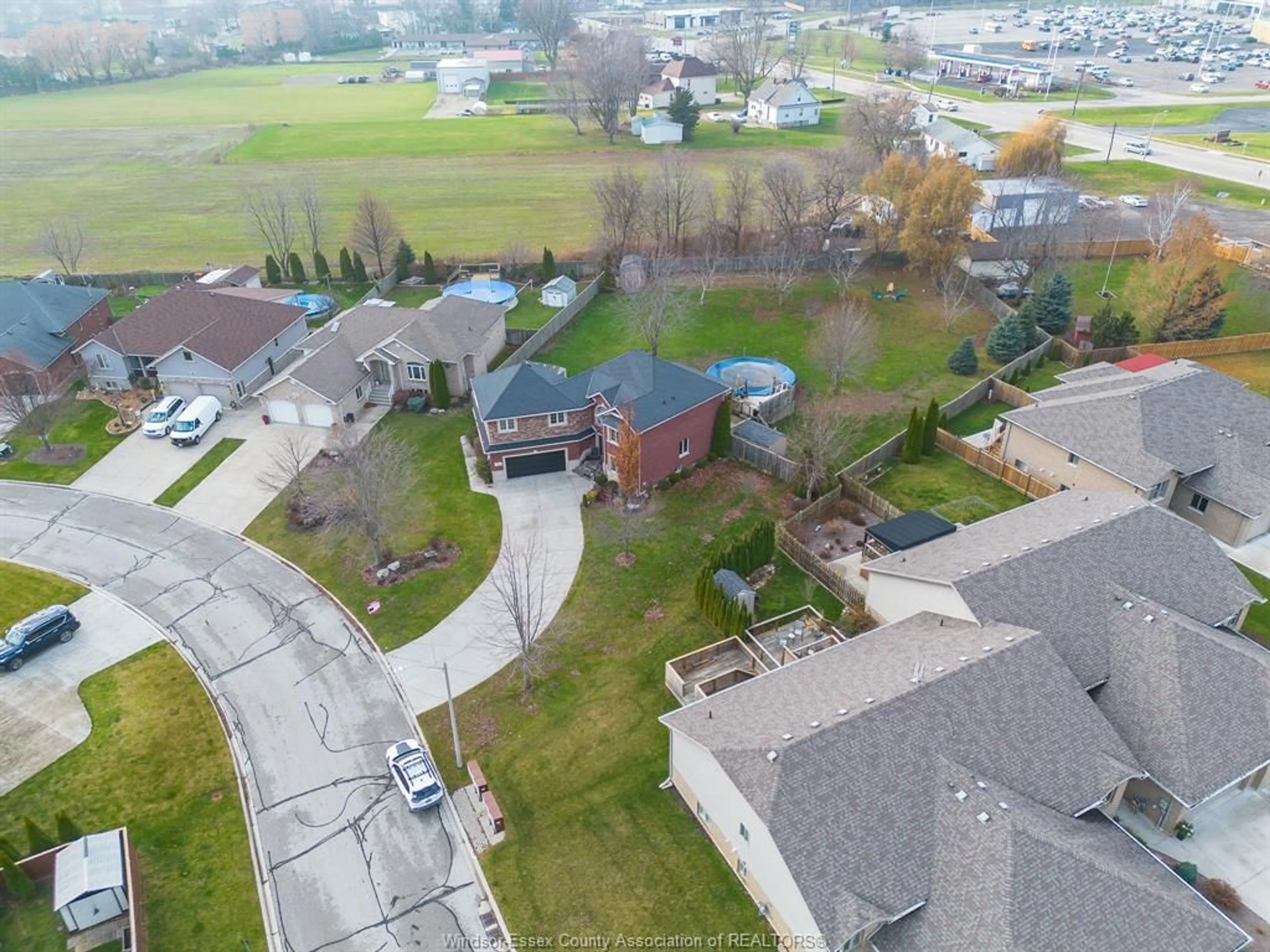 A pic from outside/outdoor area/front of a property/back of a property/a pic from drone, unknown for 2 GOSLIN CRT, Leamington Ontario N8H 5L4