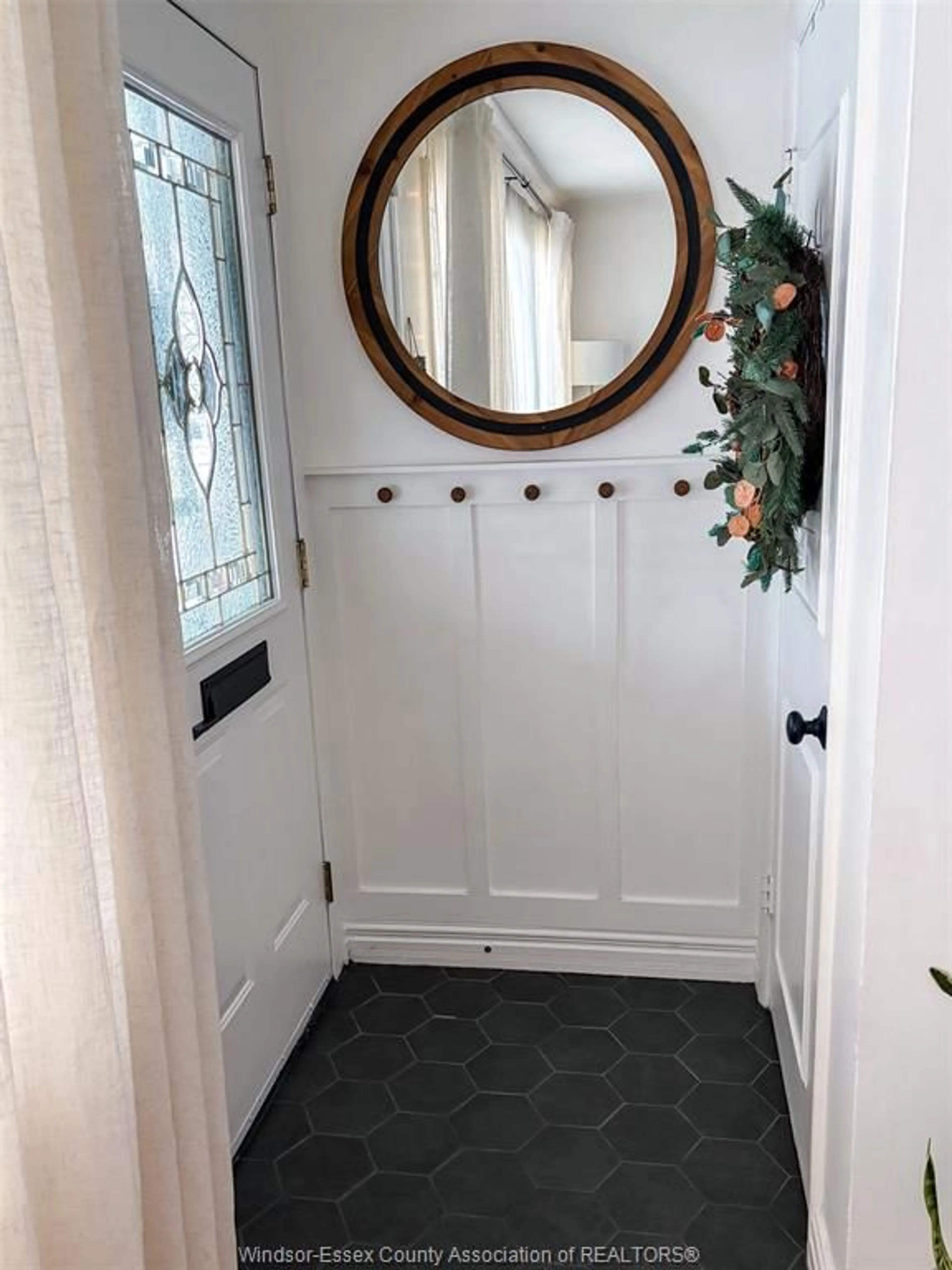 Indoor entryway for 3602 ROCKWELL Blvd, Windsor Ontario N9E 2A9