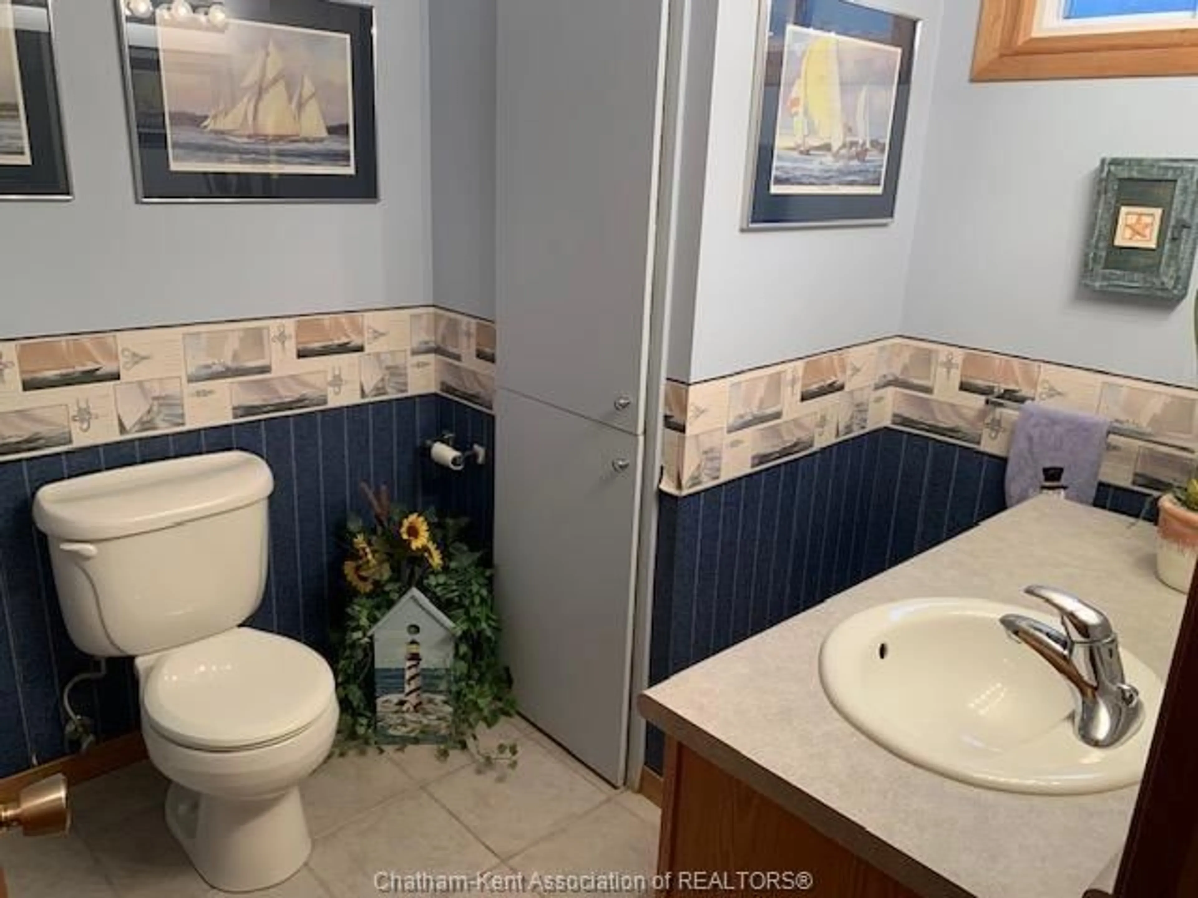 Standard bathroom, ceramic/tile floor for 371 CAMPUS Pky, Chatham Ontario N7L 4V7