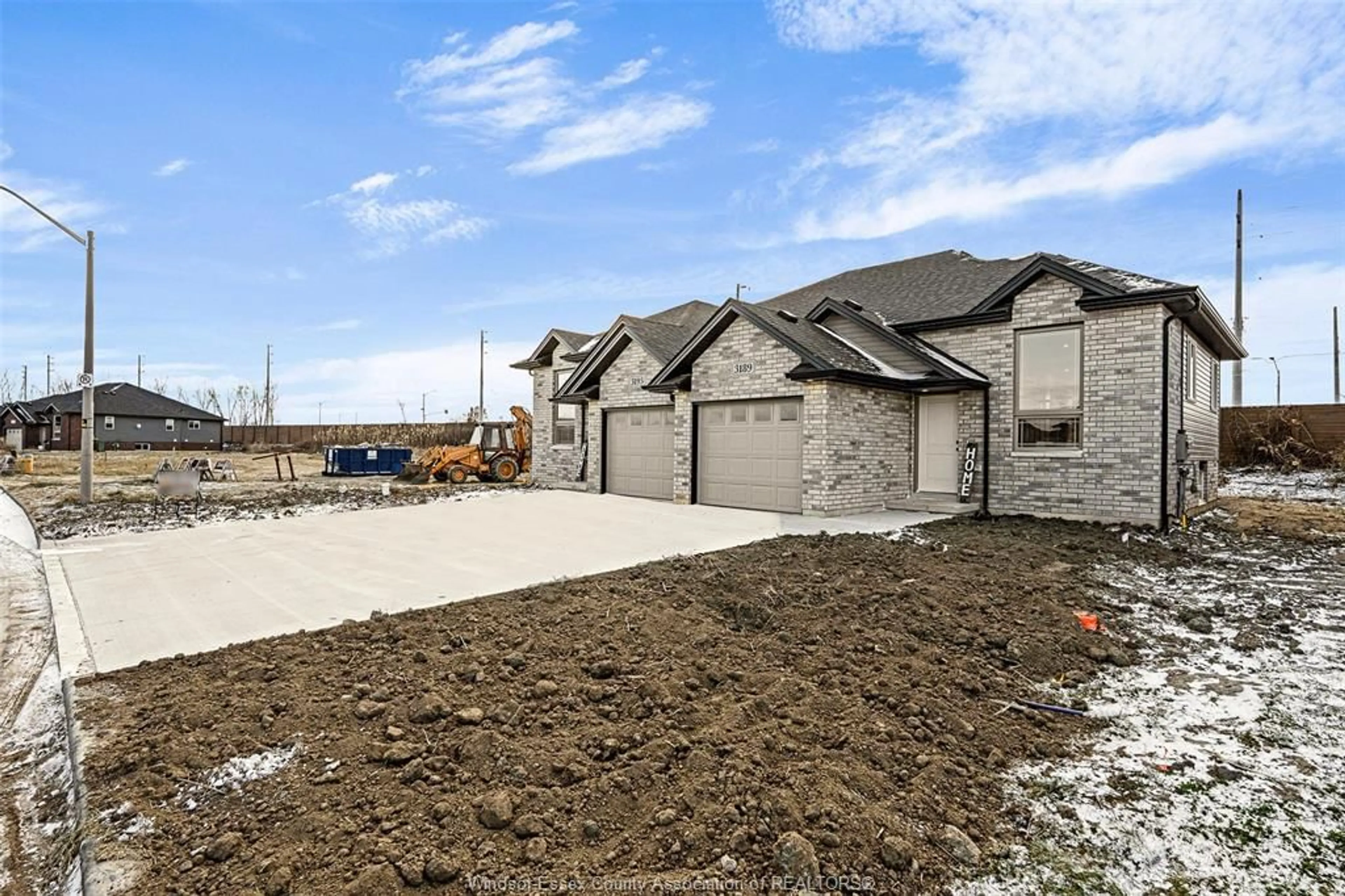 A pic from outside/outdoor area/front of a property/back of a property/a pic from drone, street for 3189 VIOLA Cres, Windsor Ontario N8N 0A2