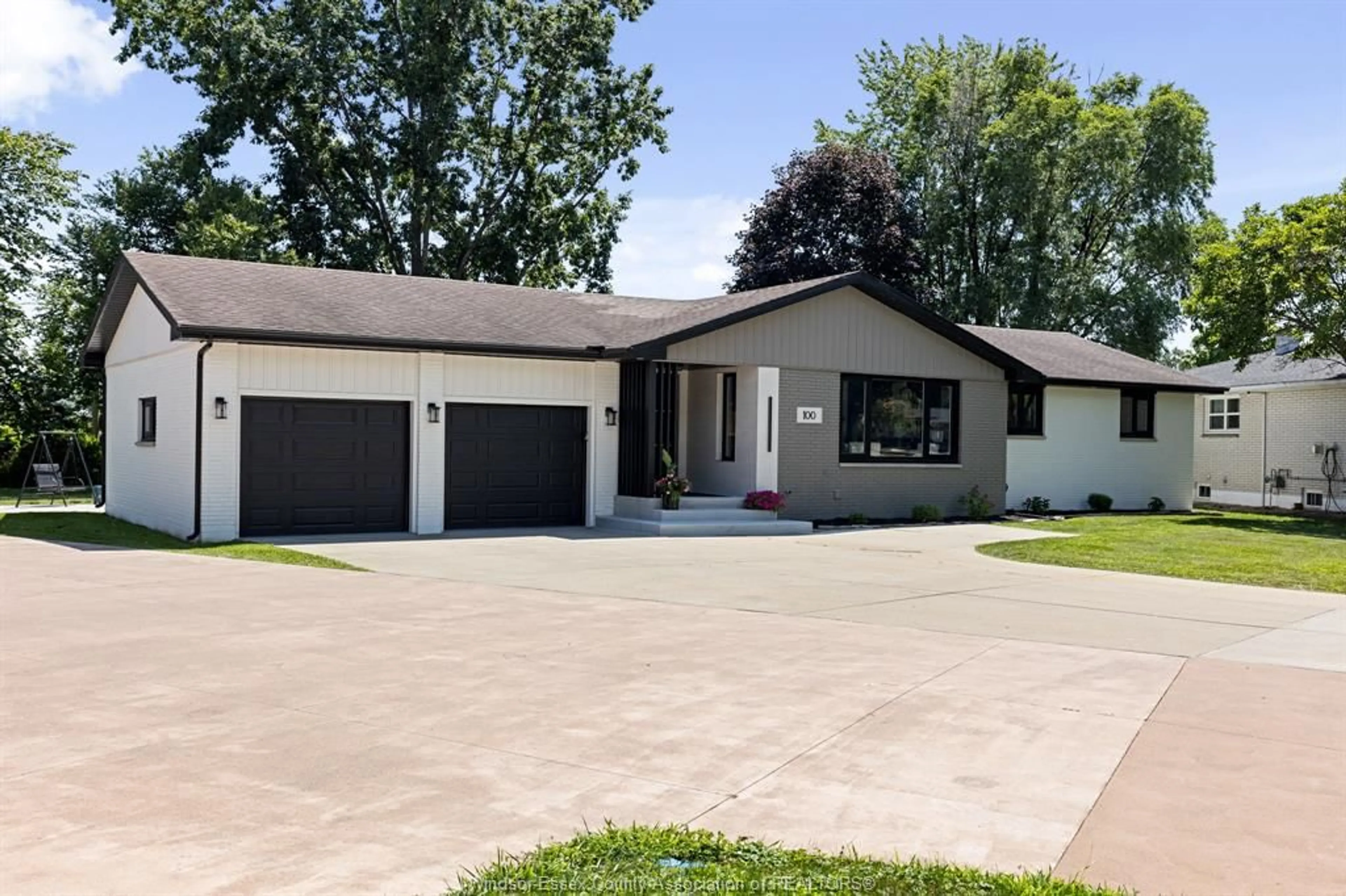 Home with vinyl exterior material, street for 100 DANFORTH Ave, Leamington Ontario N8H 2R2