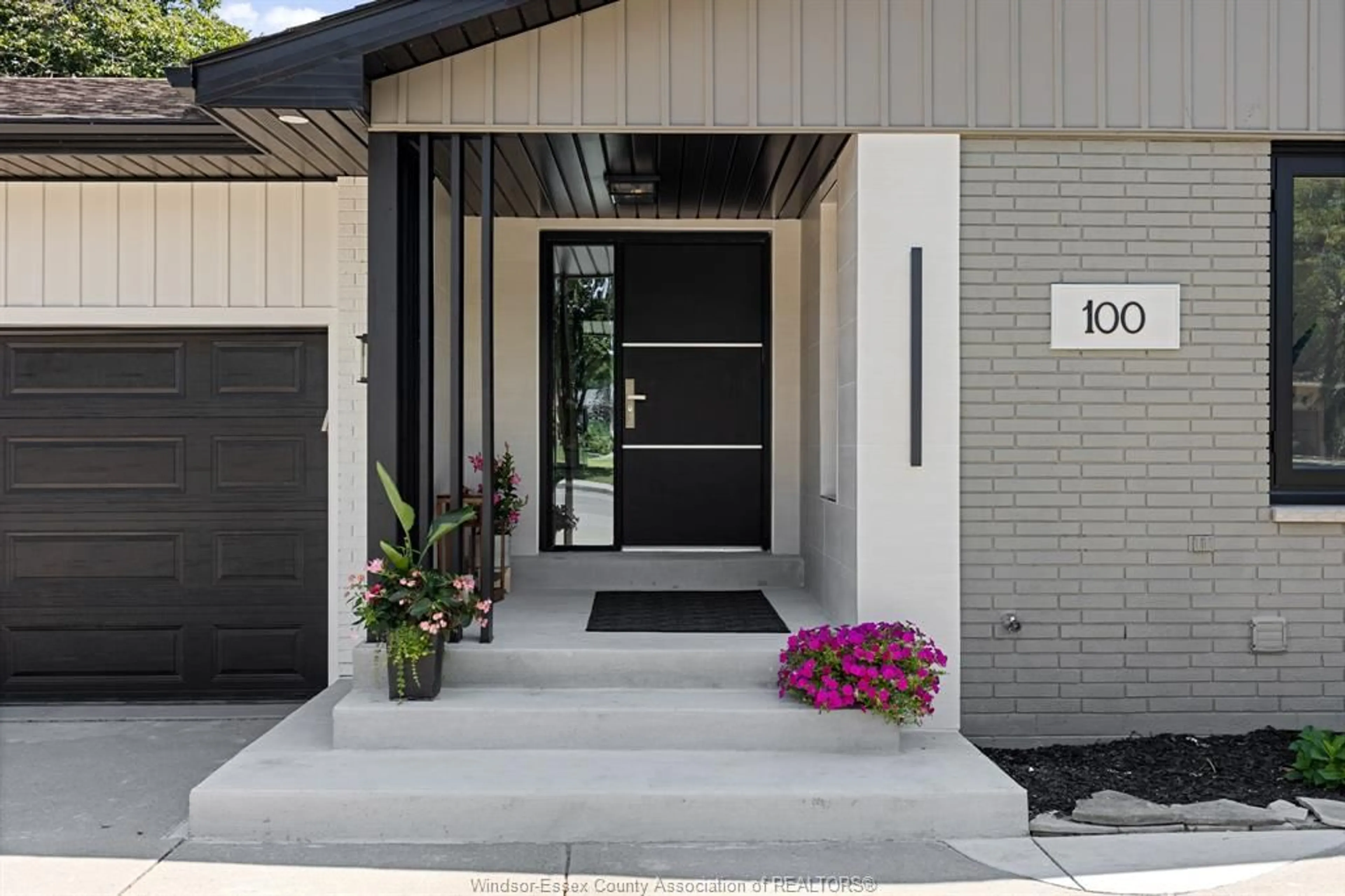 Indoor entryway for 100 DANFORTH Ave, Leamington Ontario N8H 2R2
