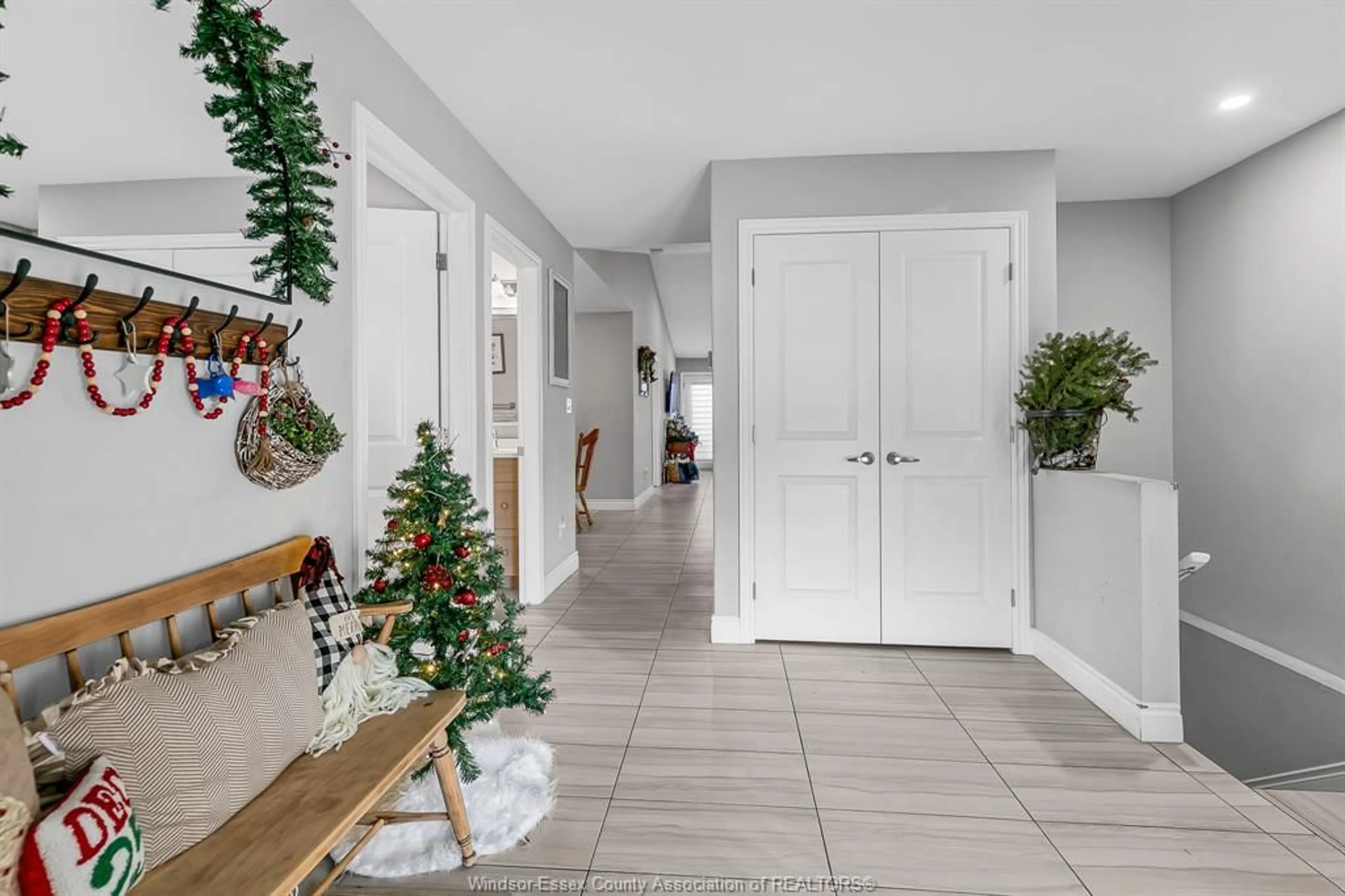 Indoor entryway for 3575 HALLEE Cres, Windsor Ontario N8W 0B3