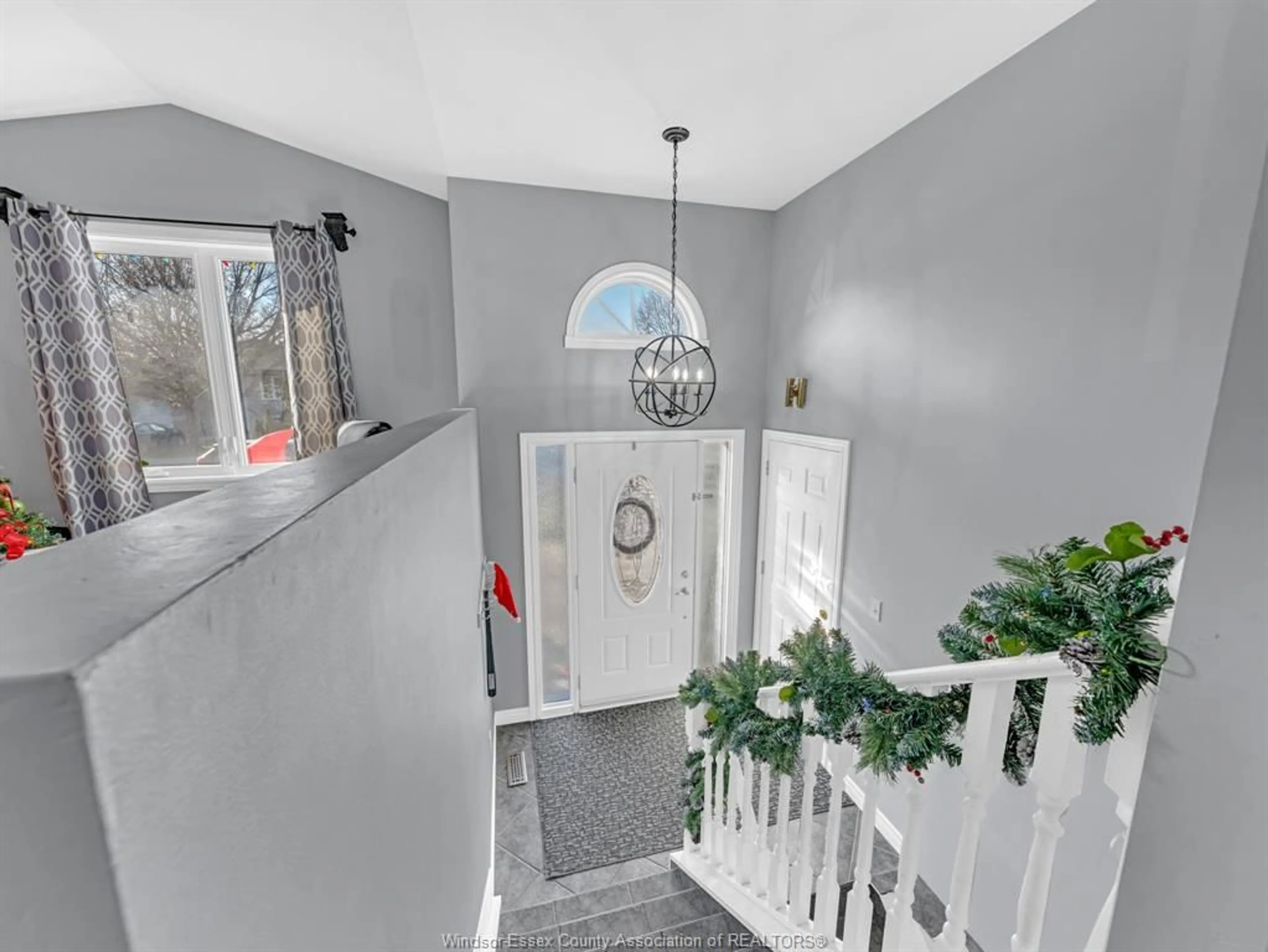 Indoor entryway for 2434 LUXURY, Windsor Ontario N8P 1S8