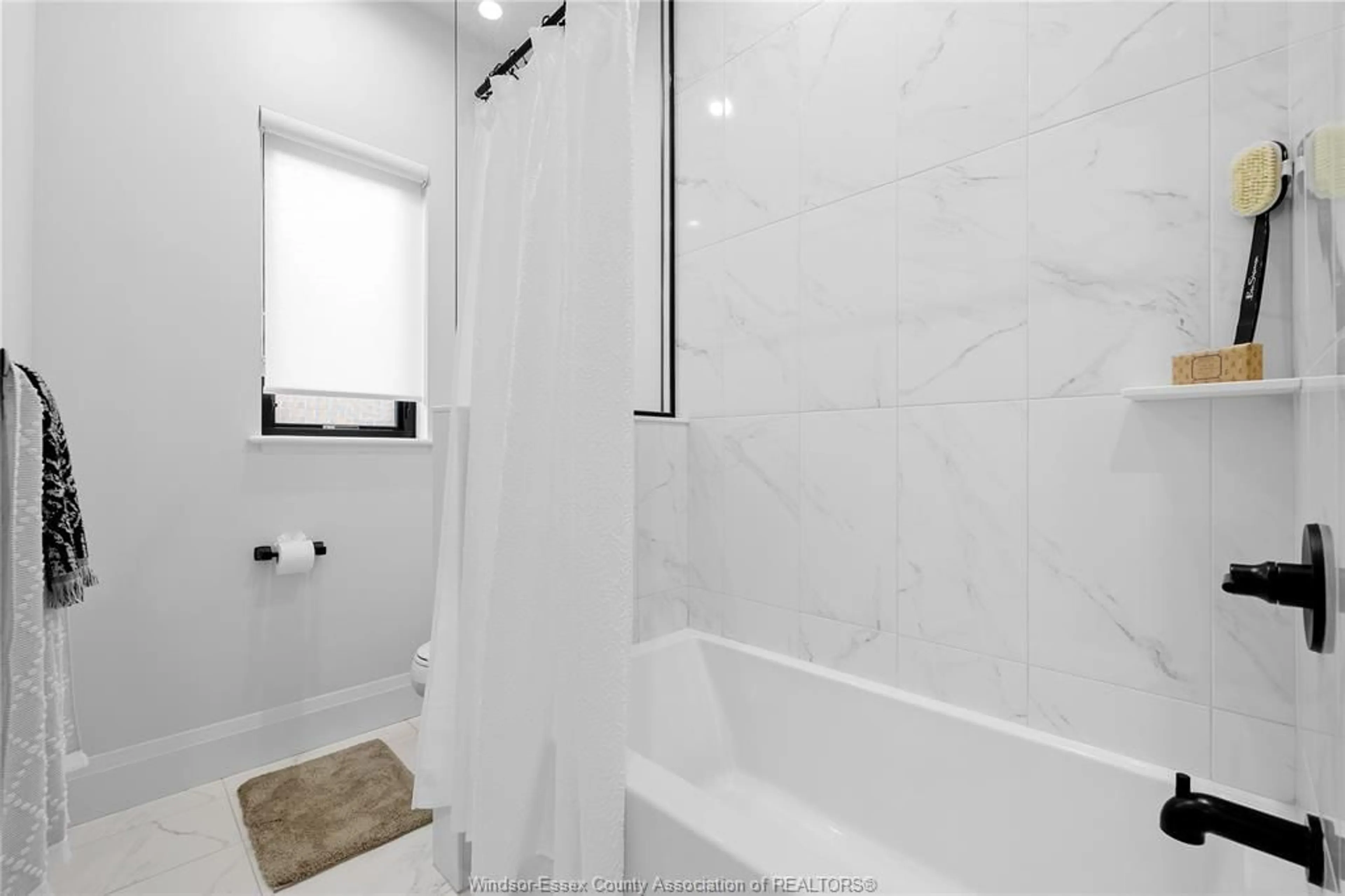 Standard bathroom, ceramic/tile floor for 542 LILY MAC Blvd, Windsor Ontario N6E 3N7