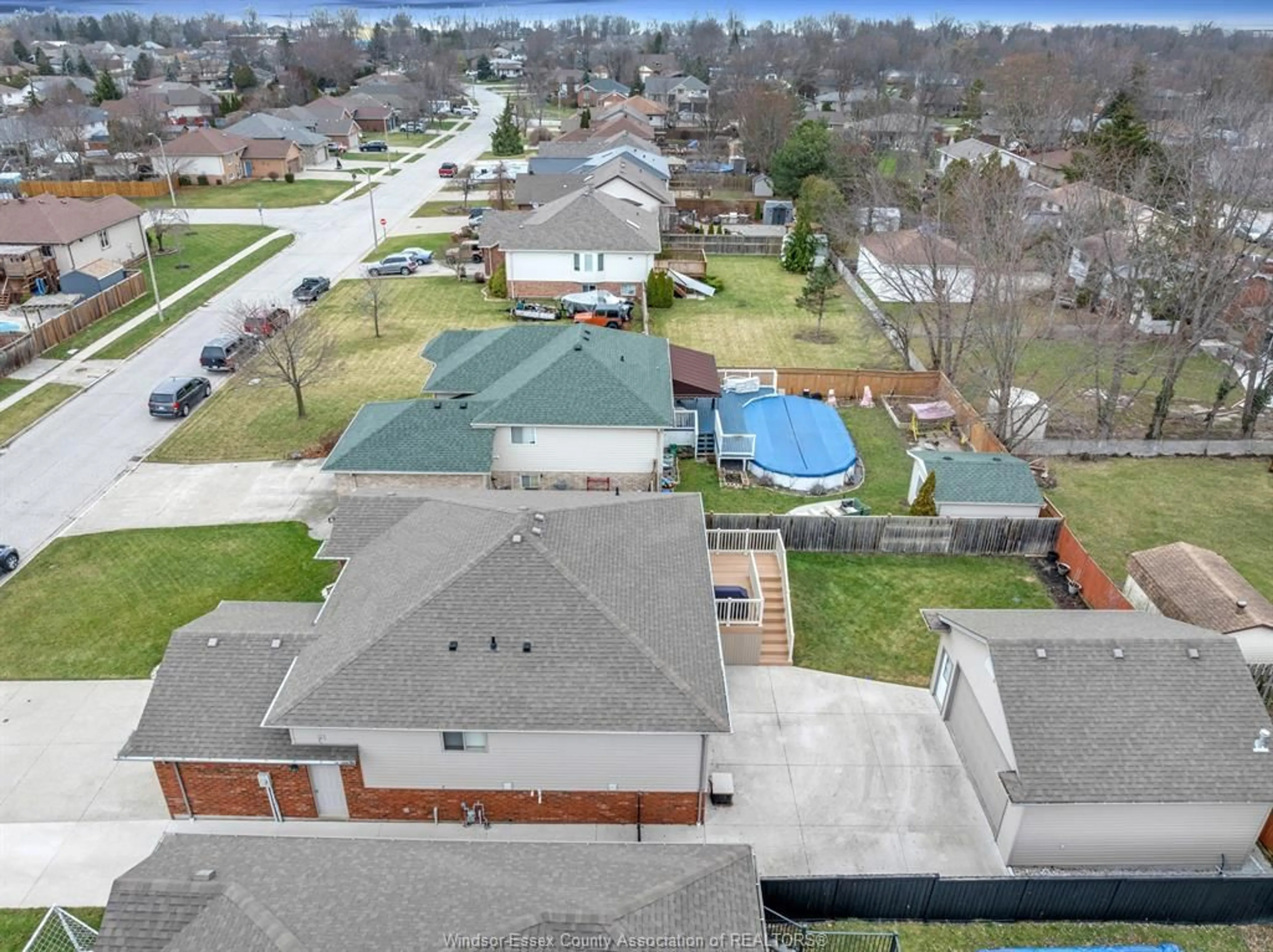 A pic from outside/outdoor area/front of a property/back of a property/a pic from drone, unknown for 262 WILLOWWOOD Dr, Lakeshore Ontario N8L 1K9