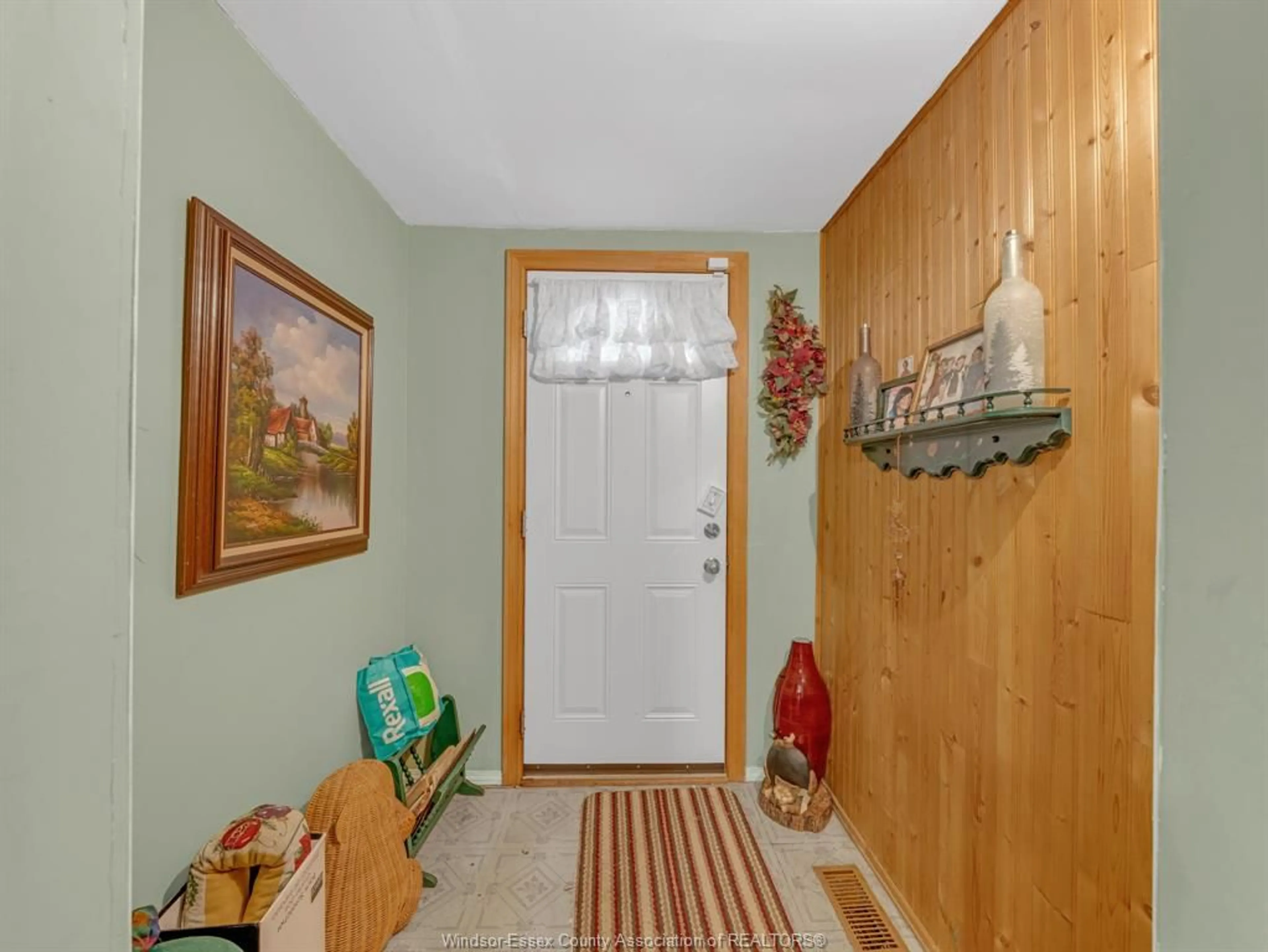 Indoor entryway for 649 CATARAQUI St, Windsor Ontario N9V 3P2