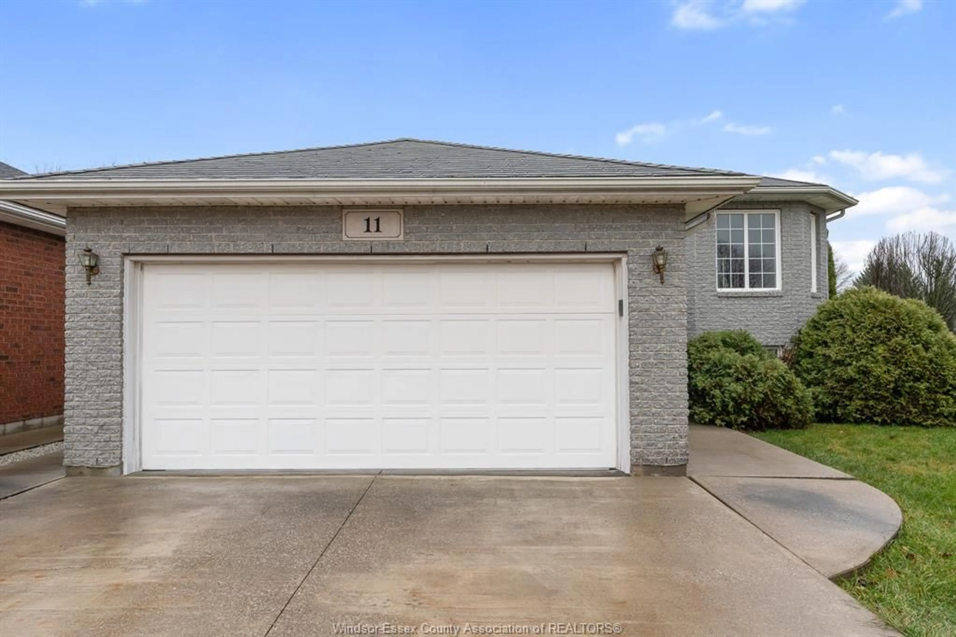 Indoor garage for 11 BRIARWOOD Cres, Harrow Ontario N0R 1G0