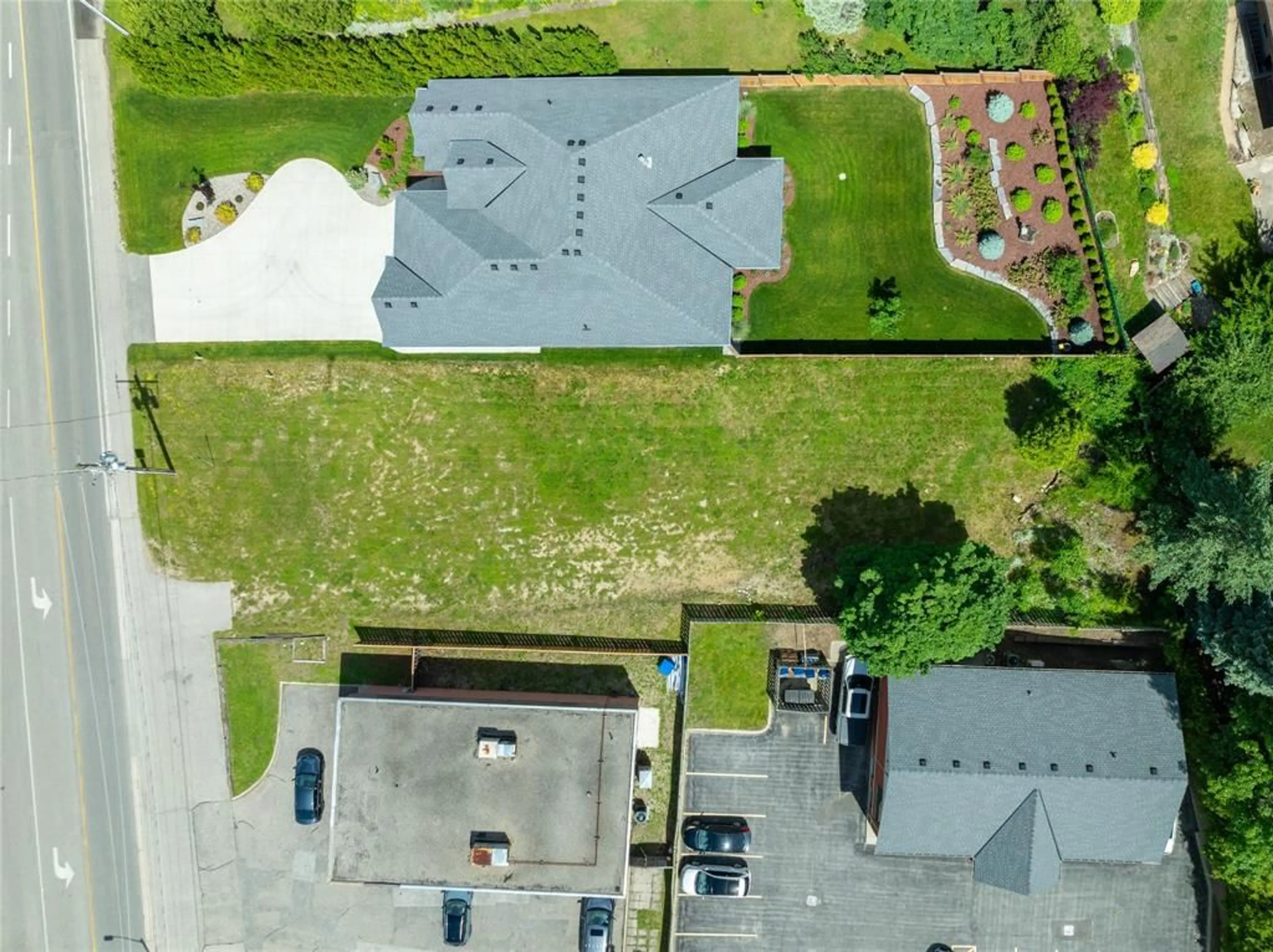A pic from outside/outdoor area/front of a property/back of a property/a pic from drone, street for 1207 LAKESHORE Rd, Sarnia Ontario N7S 2L1
